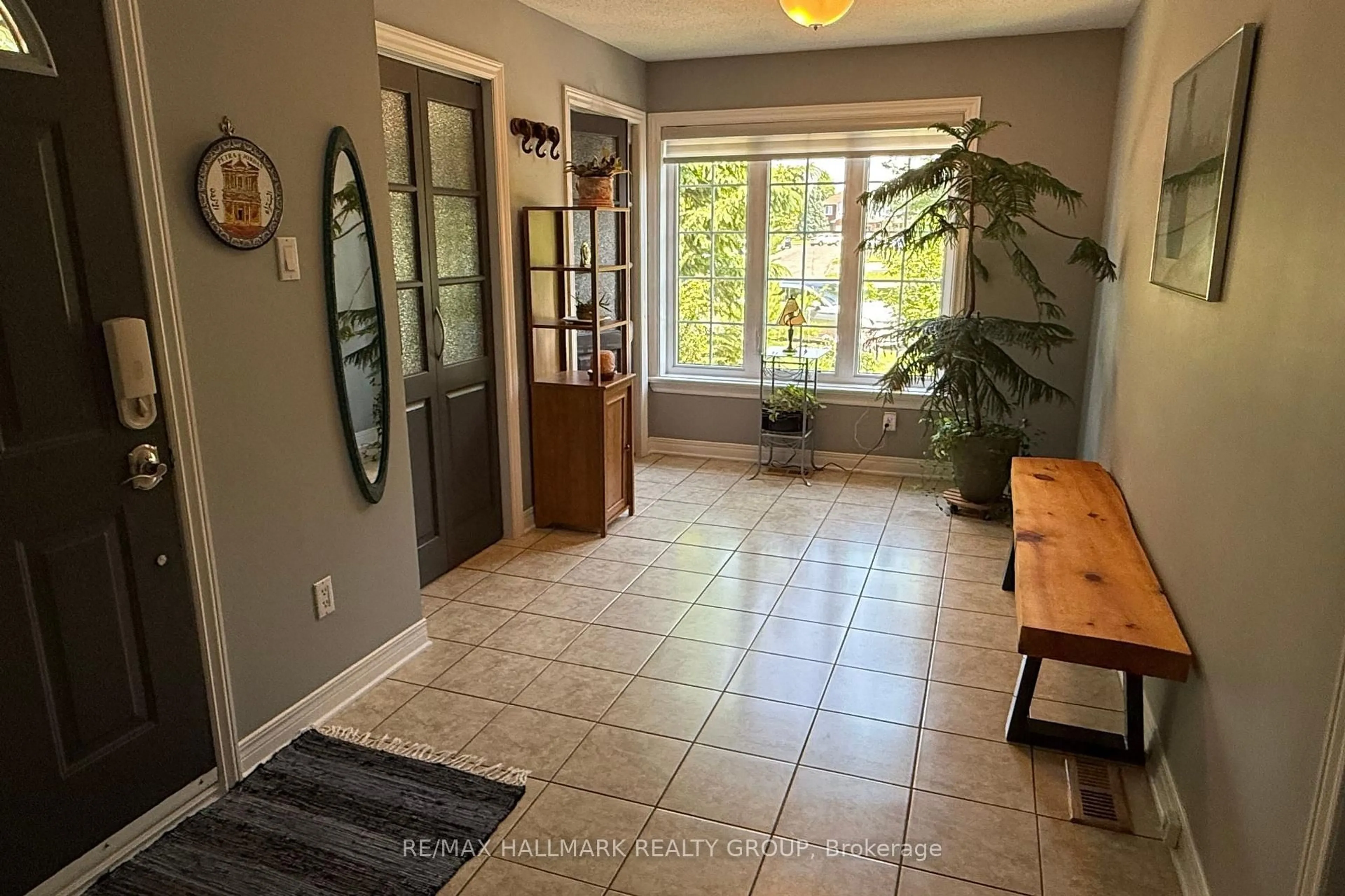 Indoor entryway for 1580 Marley Cres, Ottawa Ontario K1J 1C2