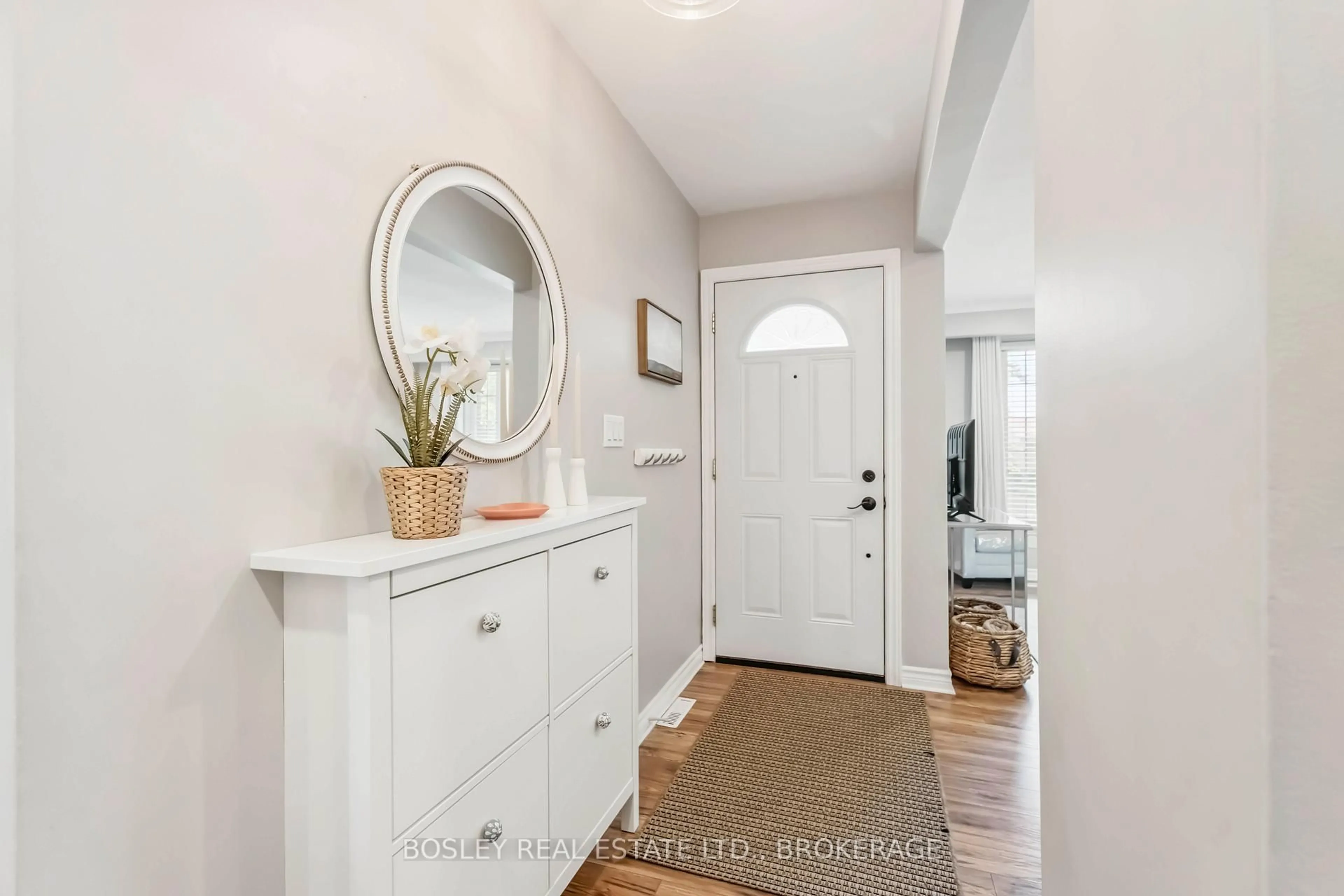 Indoor entryway for 46 Fir Ave, St. Catharines Ontario L2P 1C2