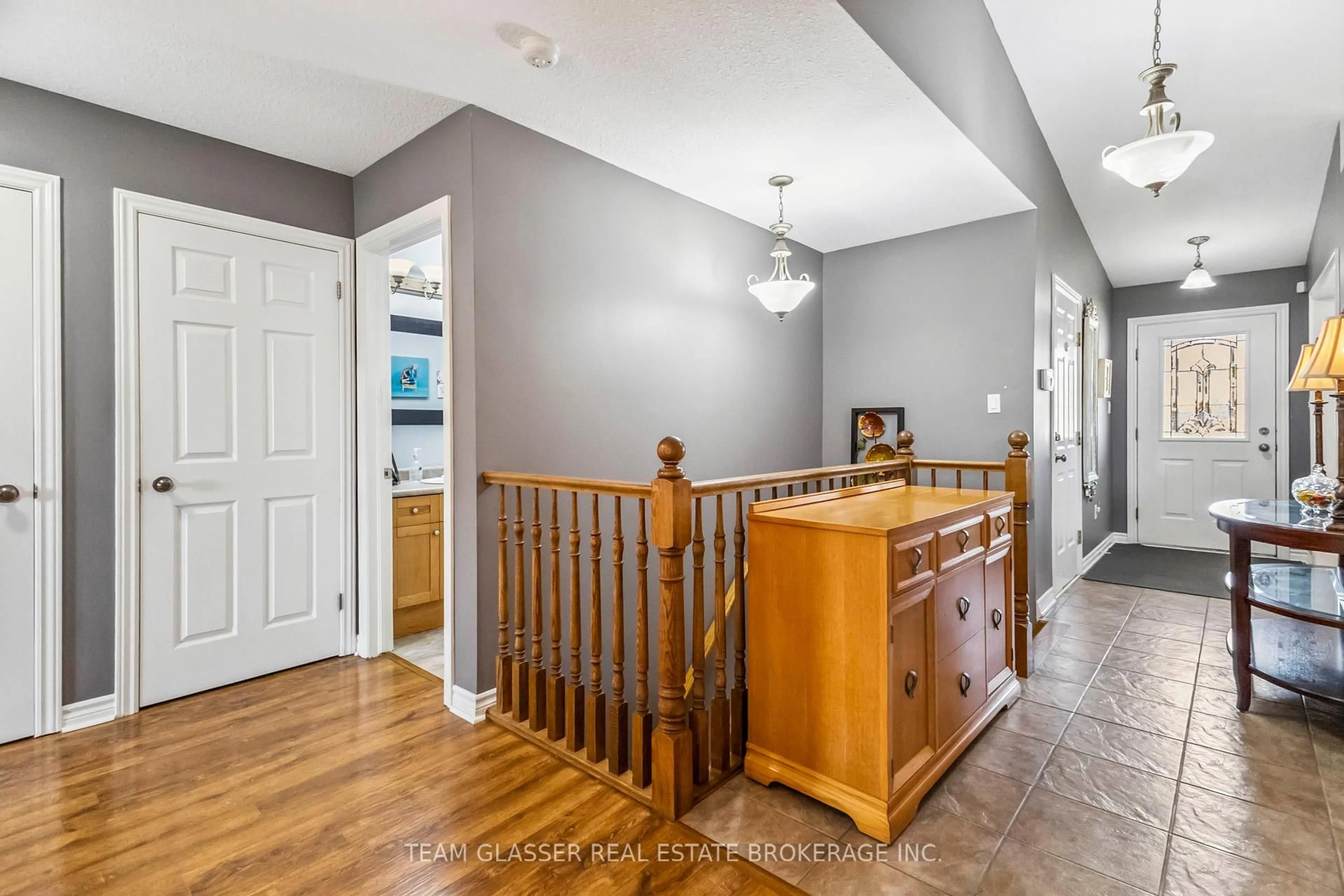 Indoor entryway for 5 FOXHOLLOW Dr #5, Thames Centre Ontario N0L 1G3