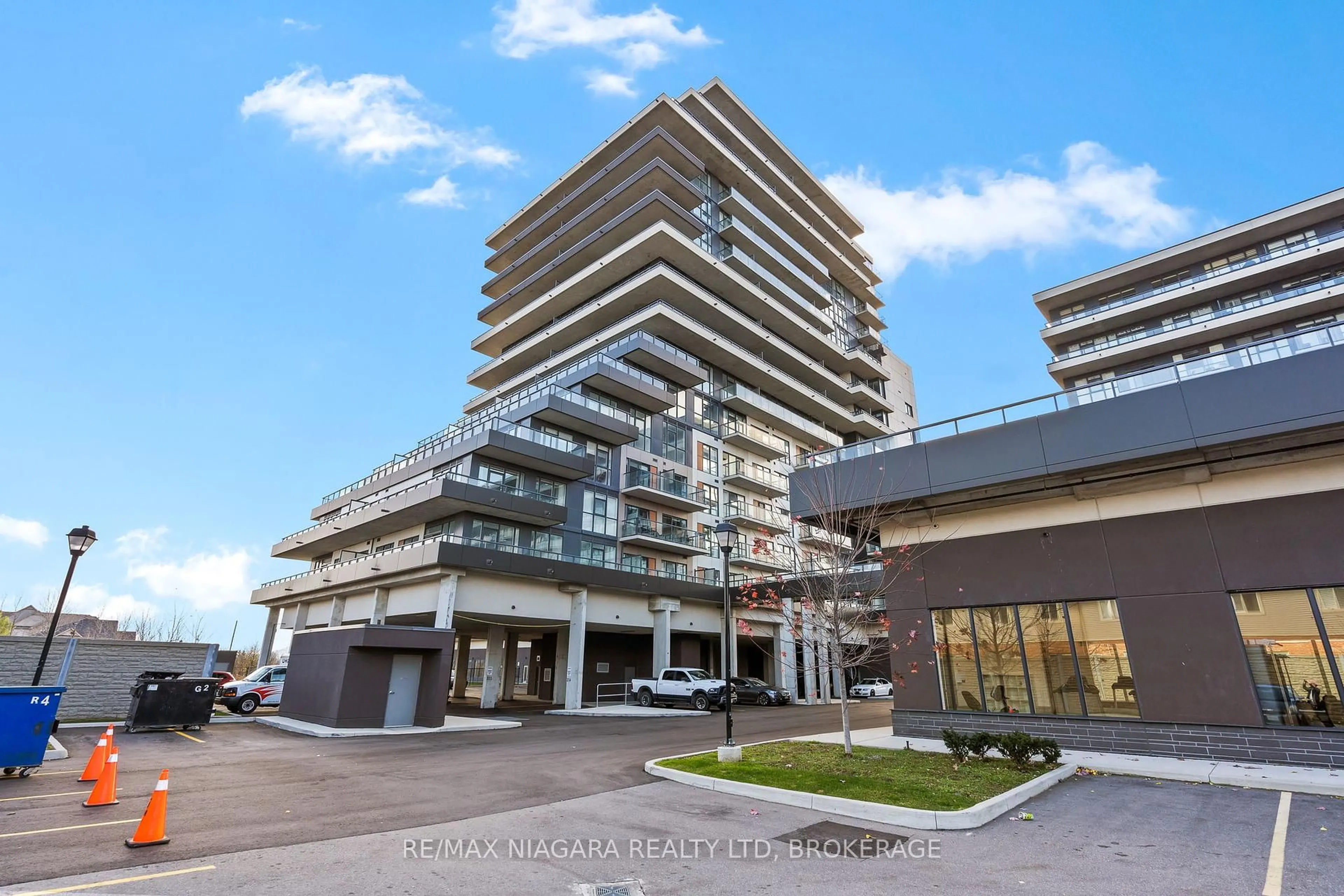 Indoor foyer for 550 North Service Rd #1202, Grimsby Ontario L3M 0H9