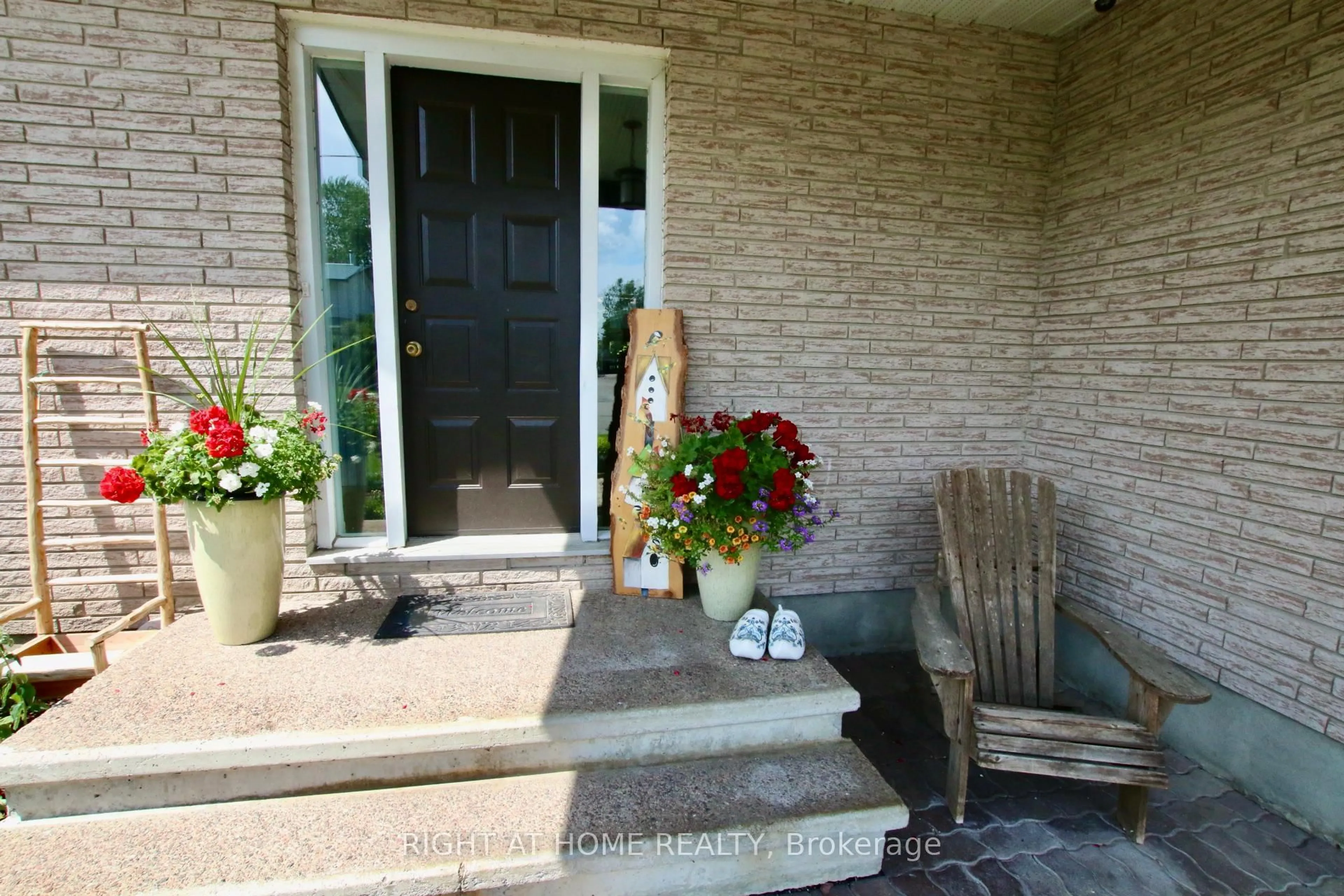 Indoor entryway for 159 Dunlop Cres, Russell Ontario K4R 1B3