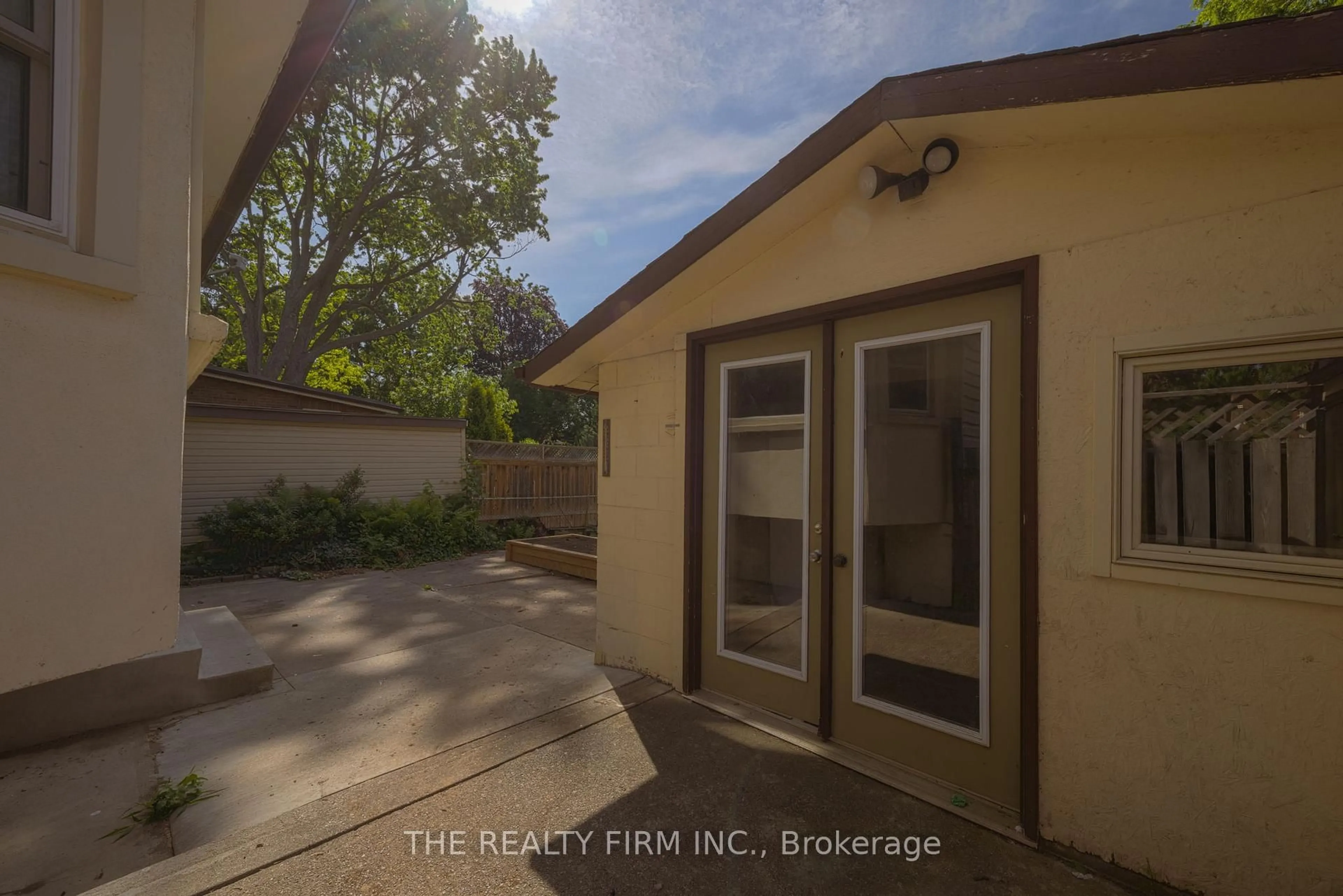 Patio, street for 1235 King St, London East Ontario N5W 2Y3