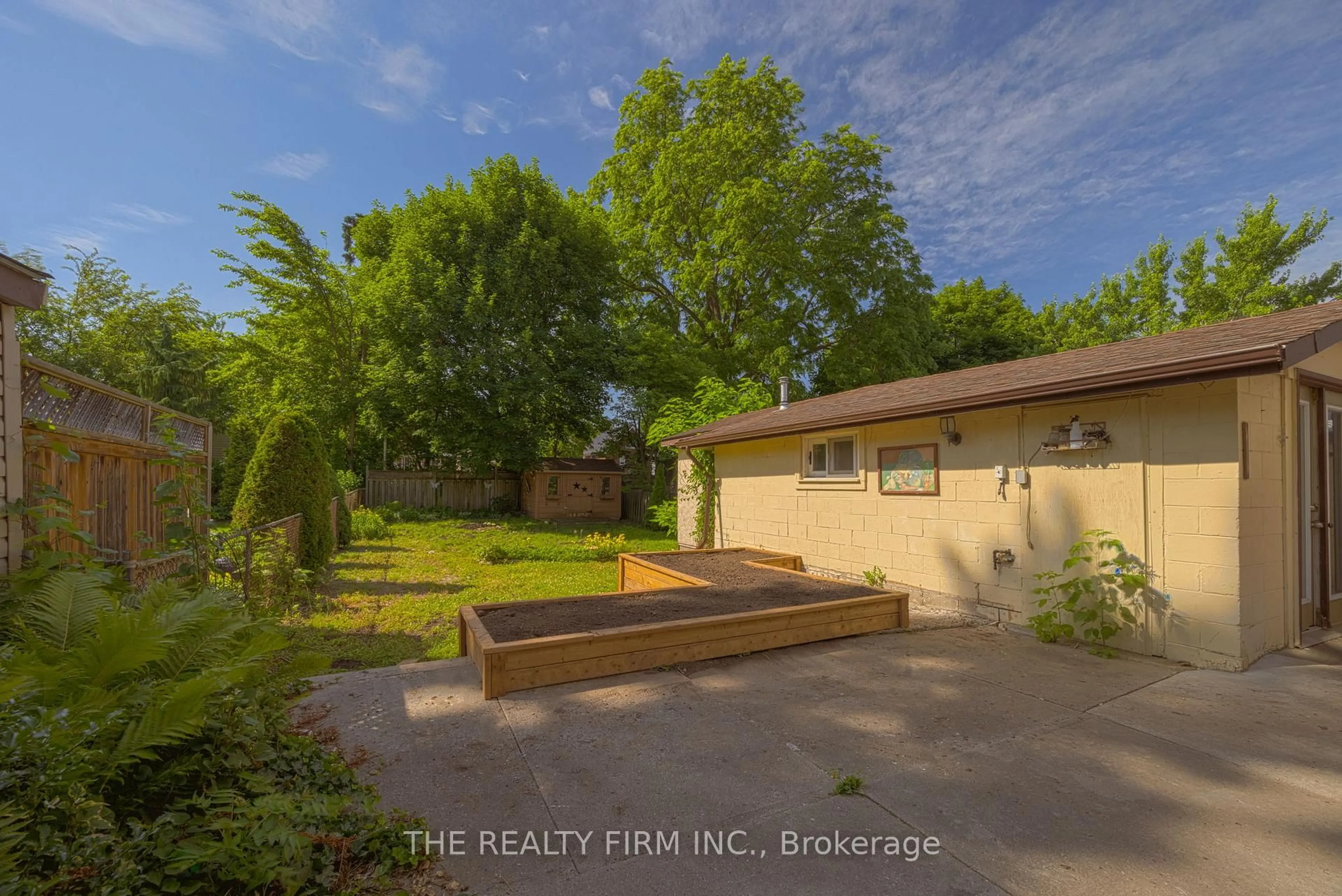 A pic from outside/outdoor area/front of a property/back of a property/a pic from drone, unknown for 1235 King St, London East Ontario N5W 2Y3