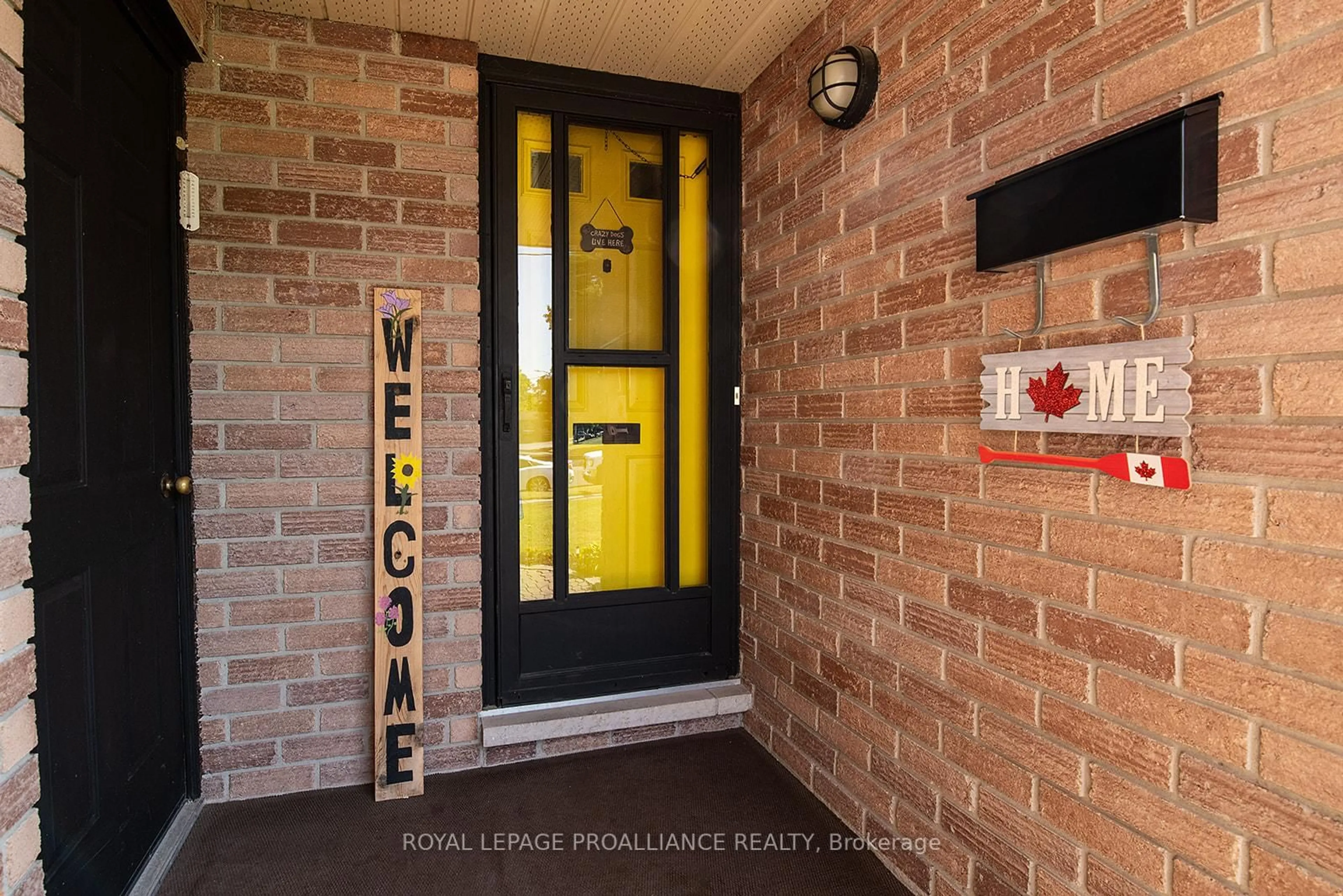 Indoor entryway for 583 Victoria Ave, Belleville Ontario K8N 2G8