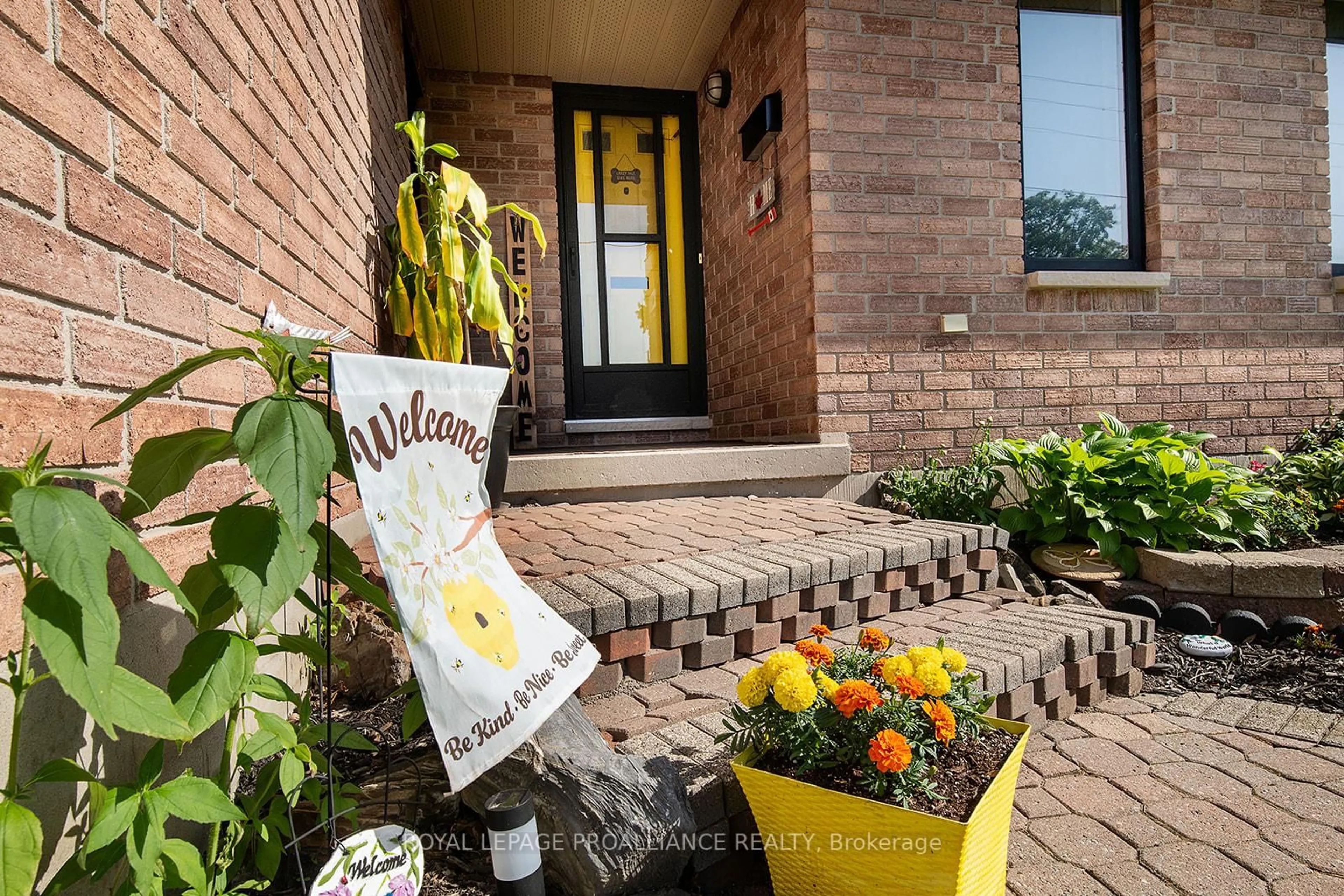Indoor entryway for 583 Victoria Ave, Belleville Ontario K8N 2G8