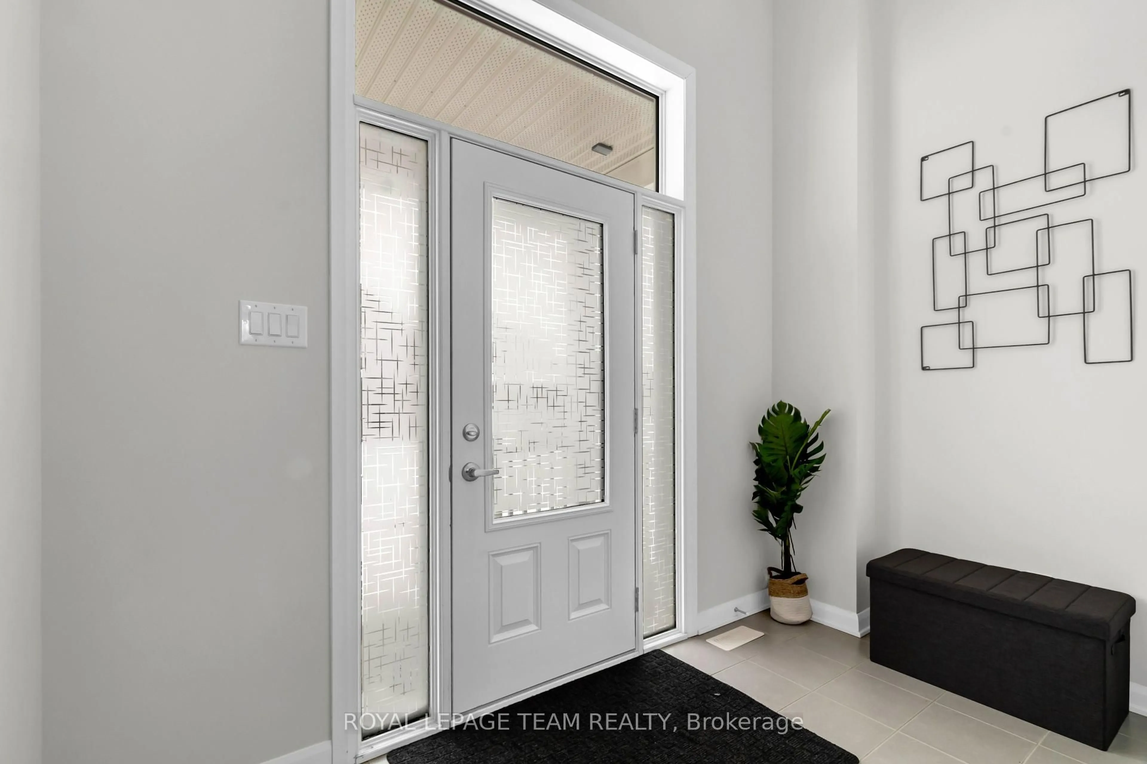 Indoor entryway for 304 Cloyne Cres, Ottawa Ontario K2J 6W3