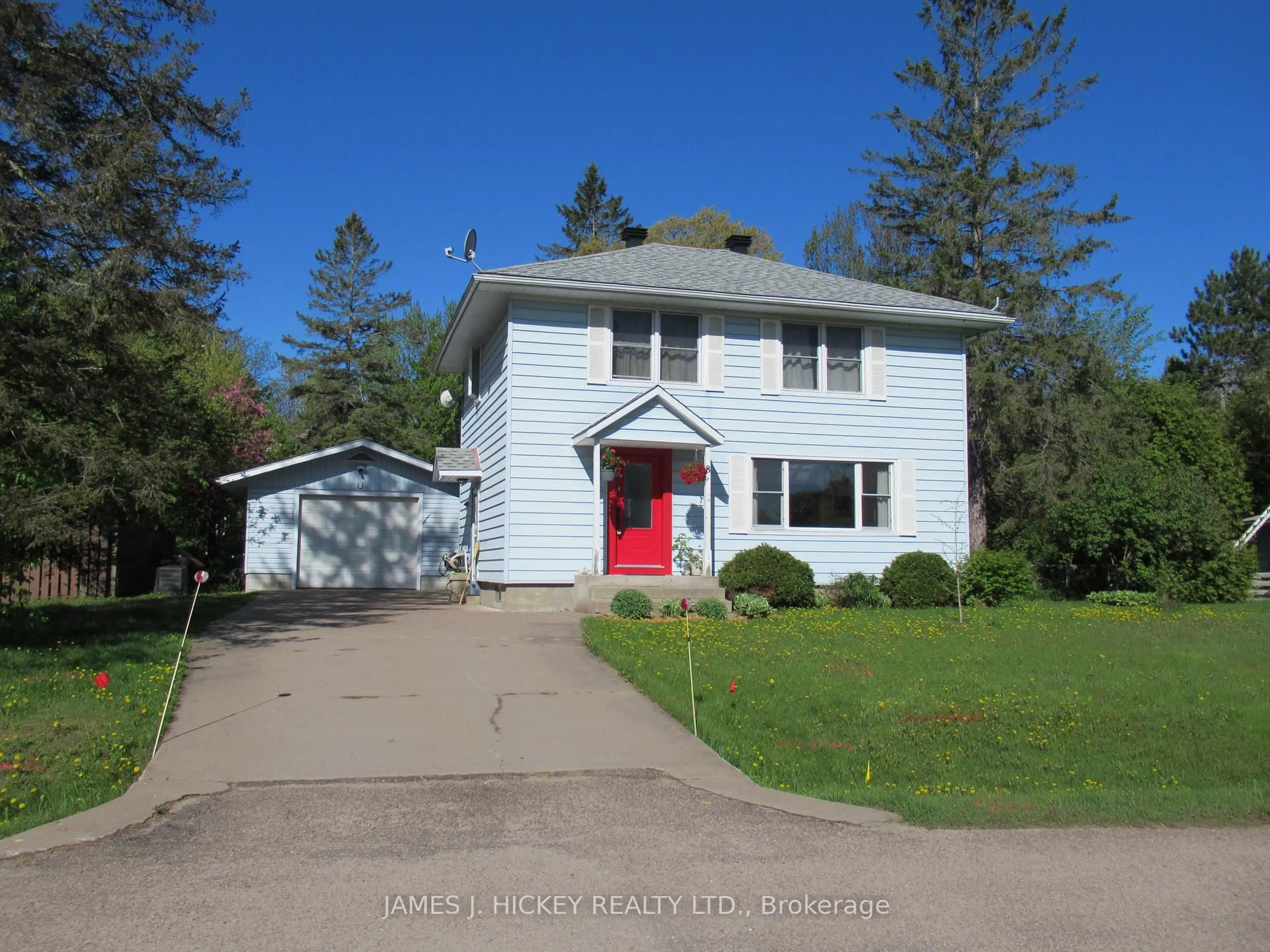 A pic from outside/outdoor area/front of a property/back of a property/a pic from drone, street for 8 Tweedsmuir Pl, Deep River Ontario K0J 1P0