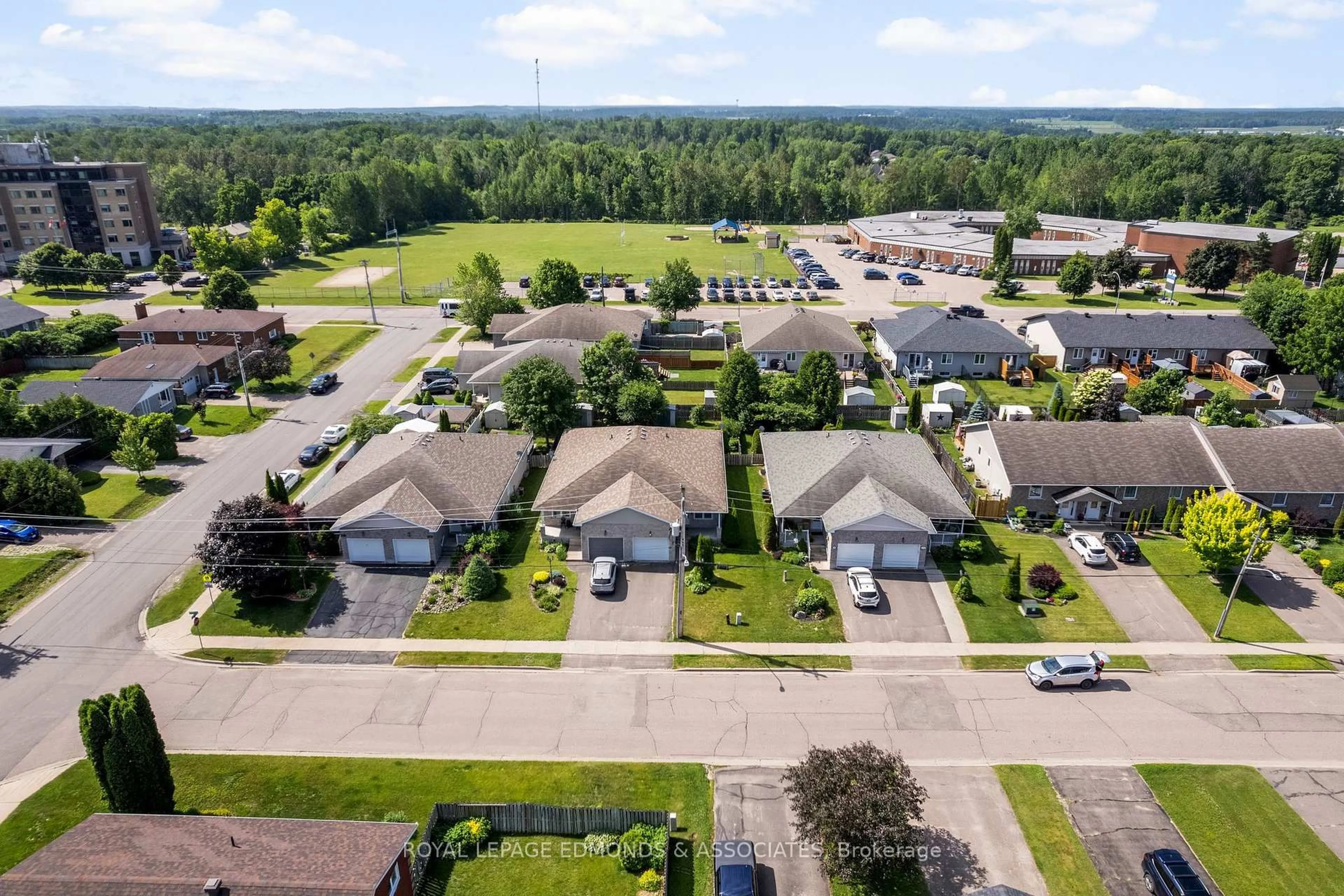 A pic from outside/outdoor area/front of a property/back of a property/a pic from drone, unknown for 426 Morris St, Pembroke Ontario K8A 8N3