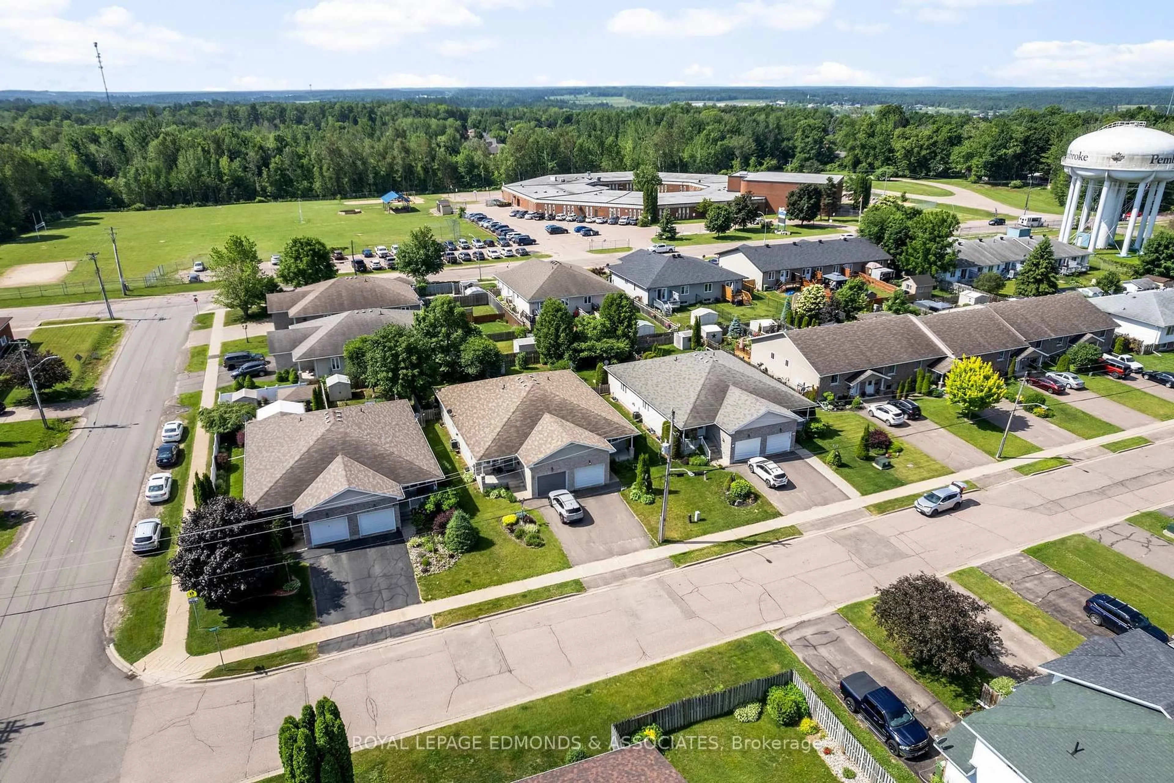 A pic from outside/outdoor area/front of a property/back of a property/a pic from drone, street for 426 Morris St, Pembroke Ontario K8A 8N3