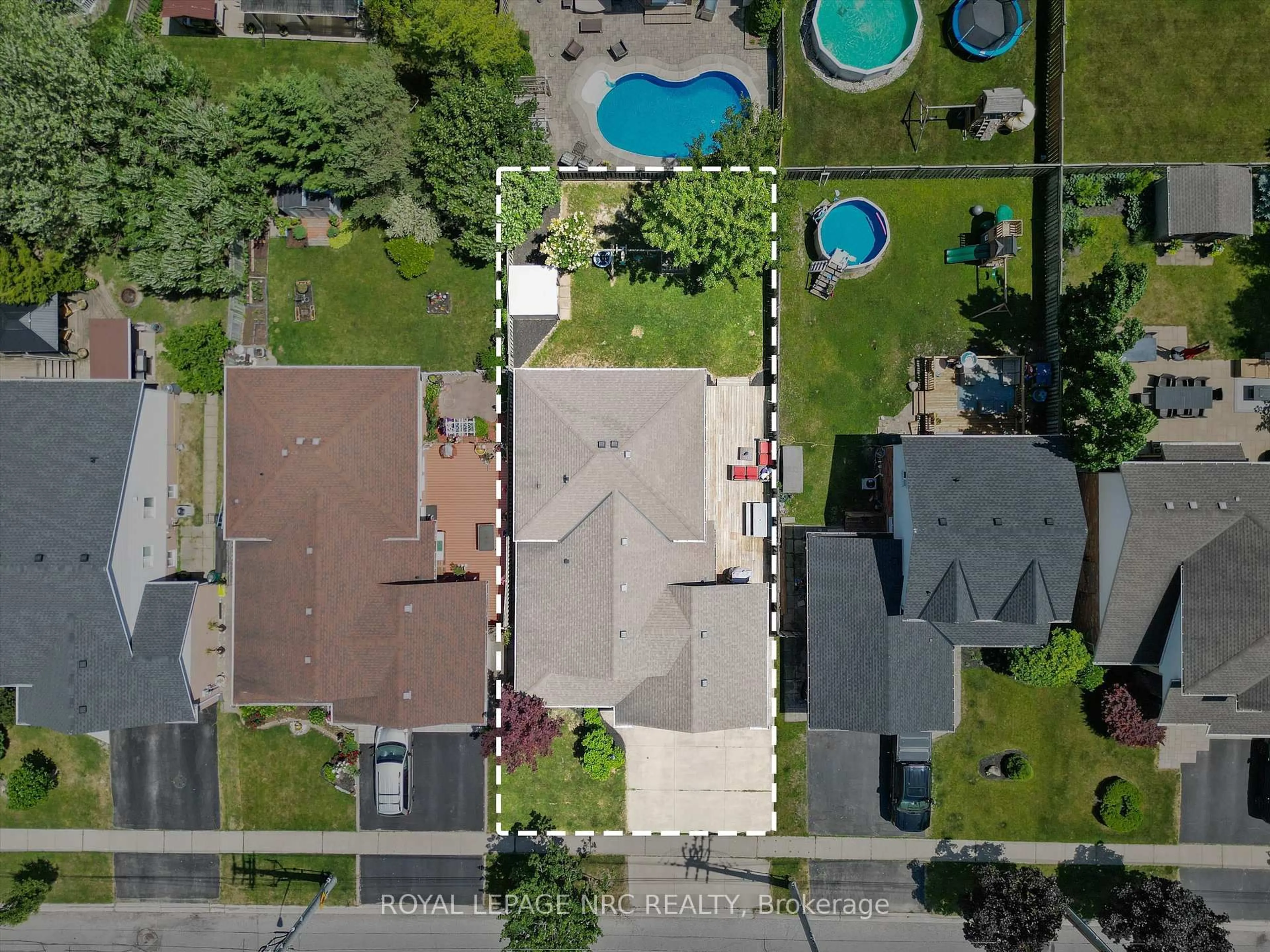A pic from outside/outdoor area/front of a property/back of a property/a pic from drone, street for 162 Vansickle Rd, St. Catharines Ontario L2S 3W5