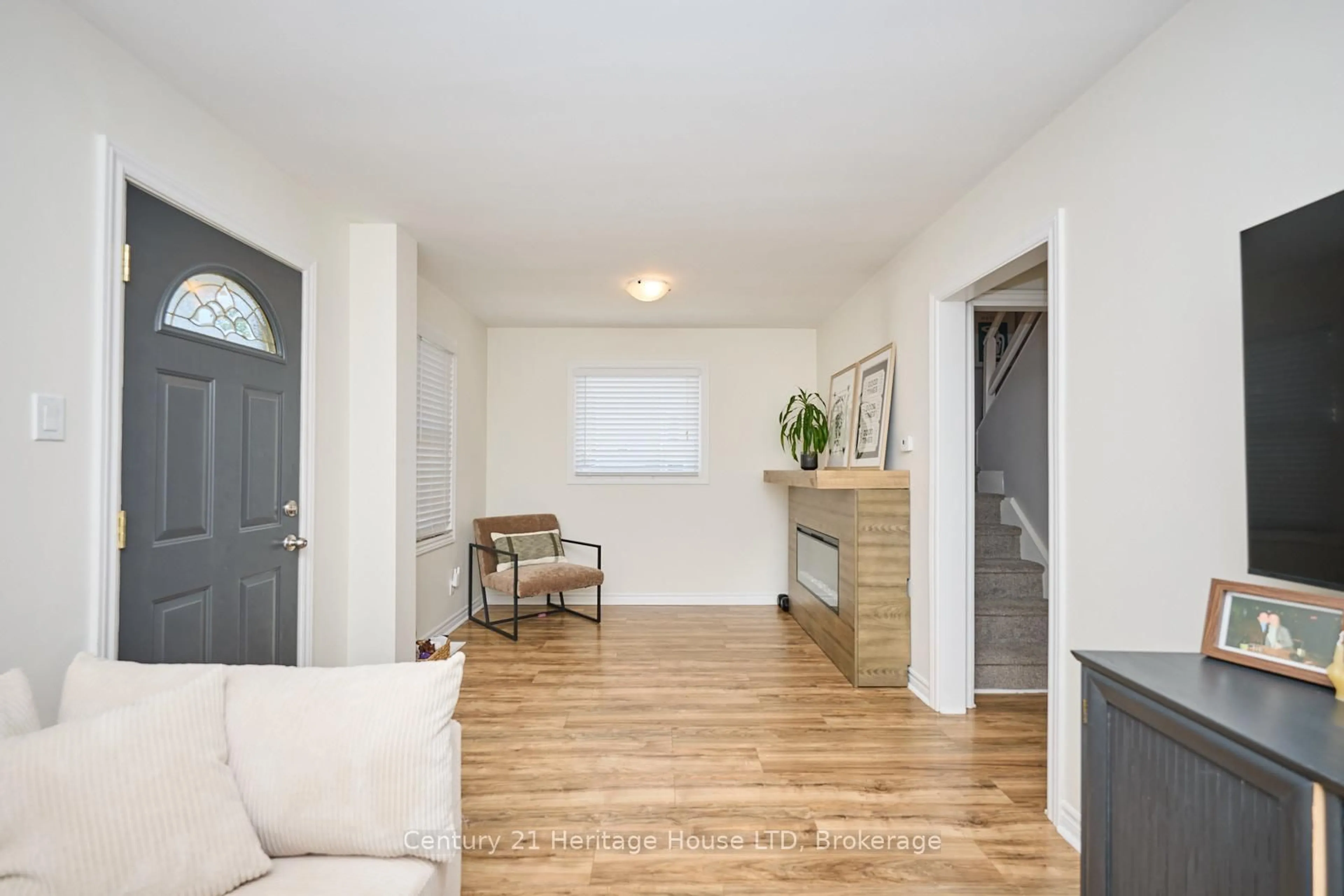 Indoor entryway for 82 King St, Port Colborne Ontario L3K 4E9