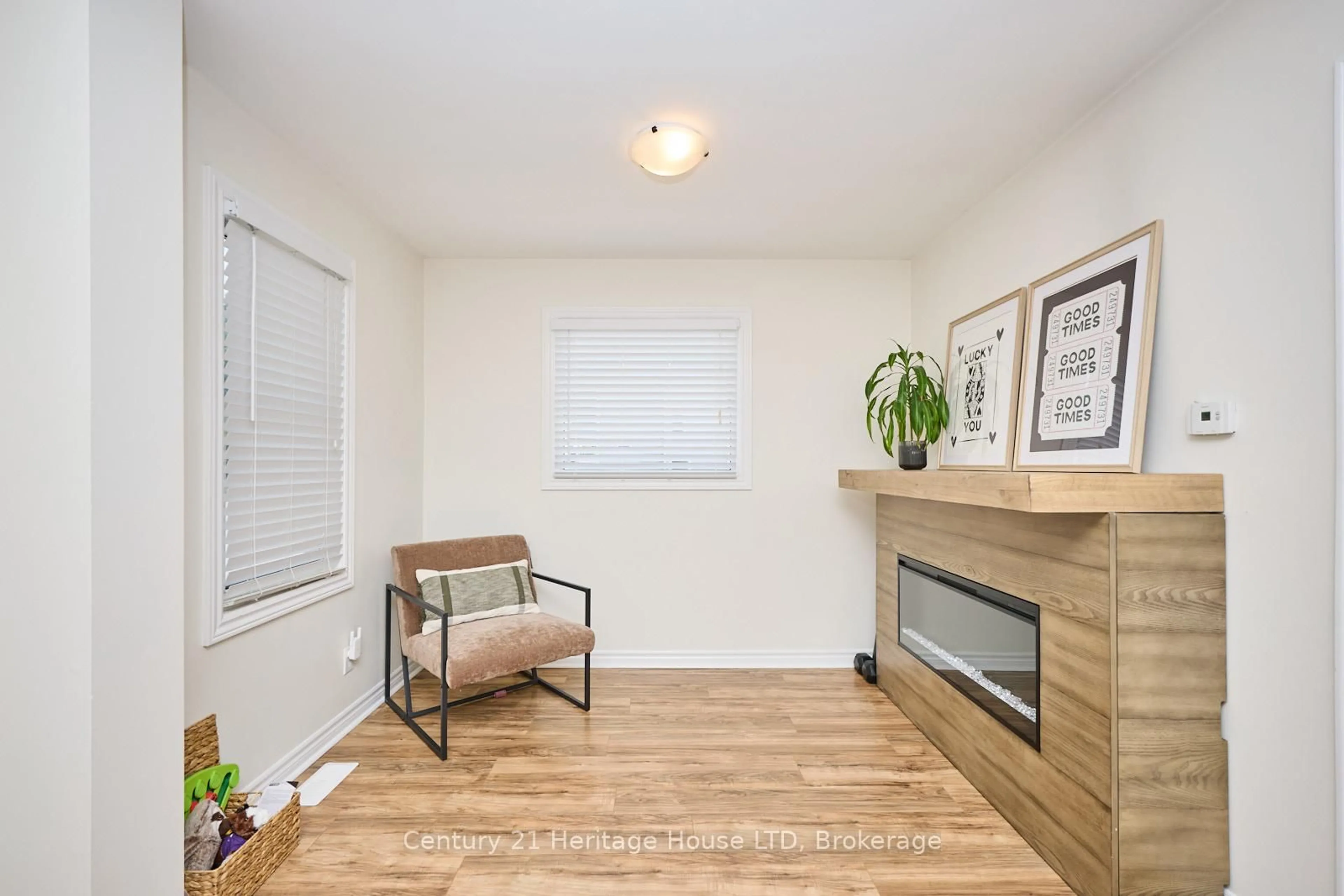 Living room with furniture, wood/laminate floor for 82 King St, Port Colborne Ontario L3K 4E9