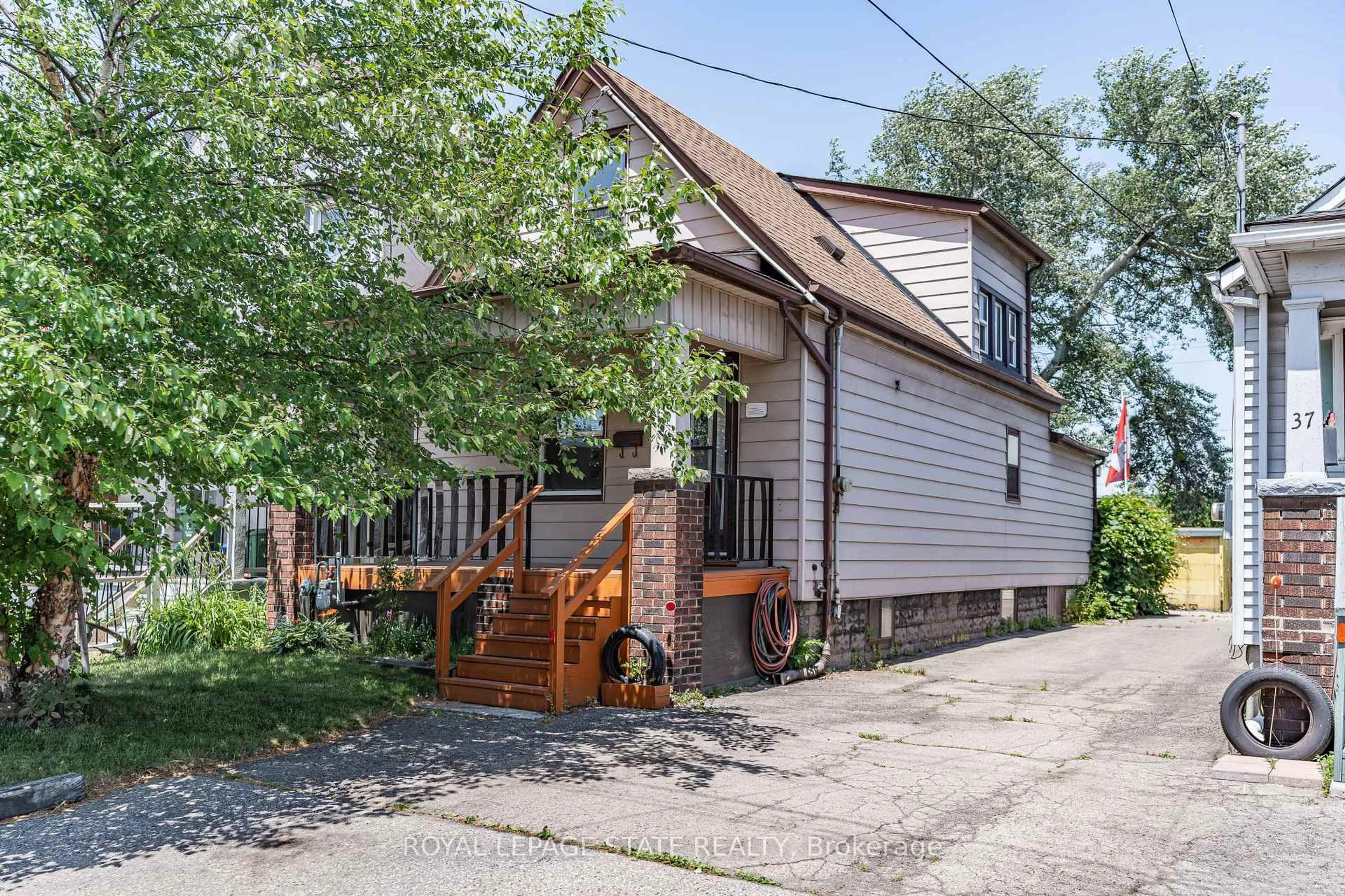 Unknown for 35 Gertrude St, Hamilton Ontario L8L 4B7