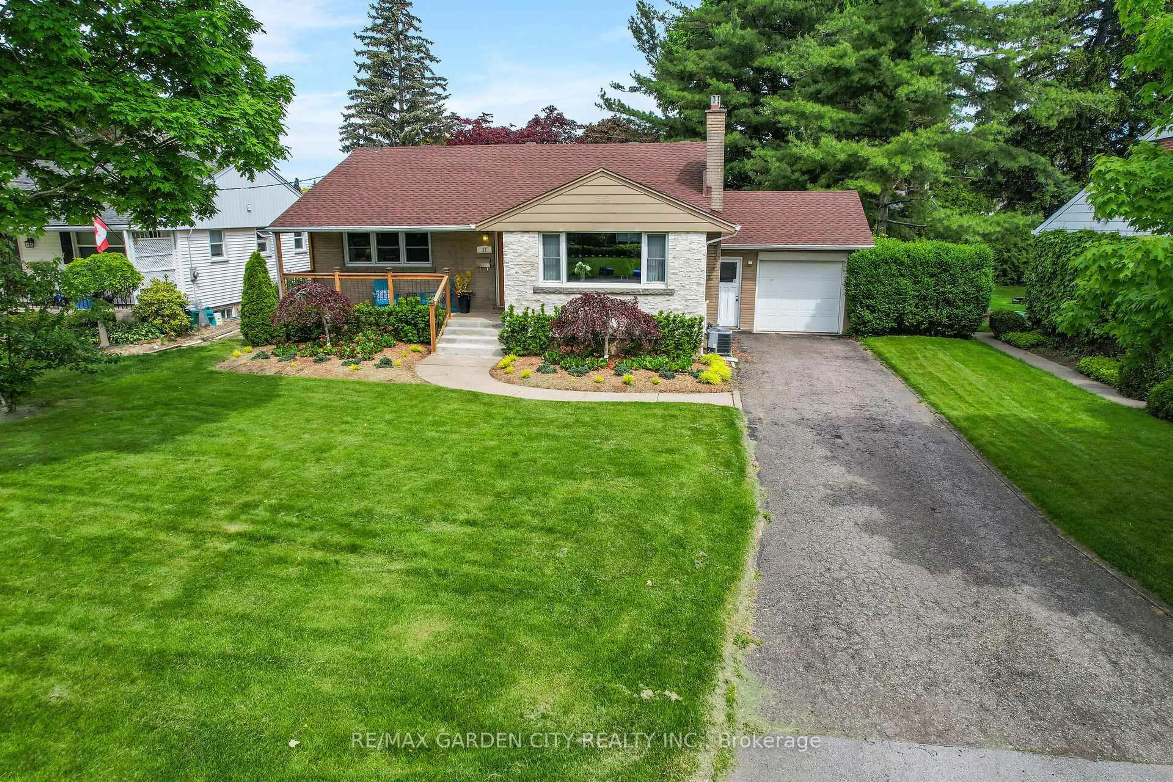 A pic from outside/outdoor area/front of a property/back of a property/a pic from drone, street for 17 Sunnyside Dr, St. Catharines Ontario L2M 1Z9
