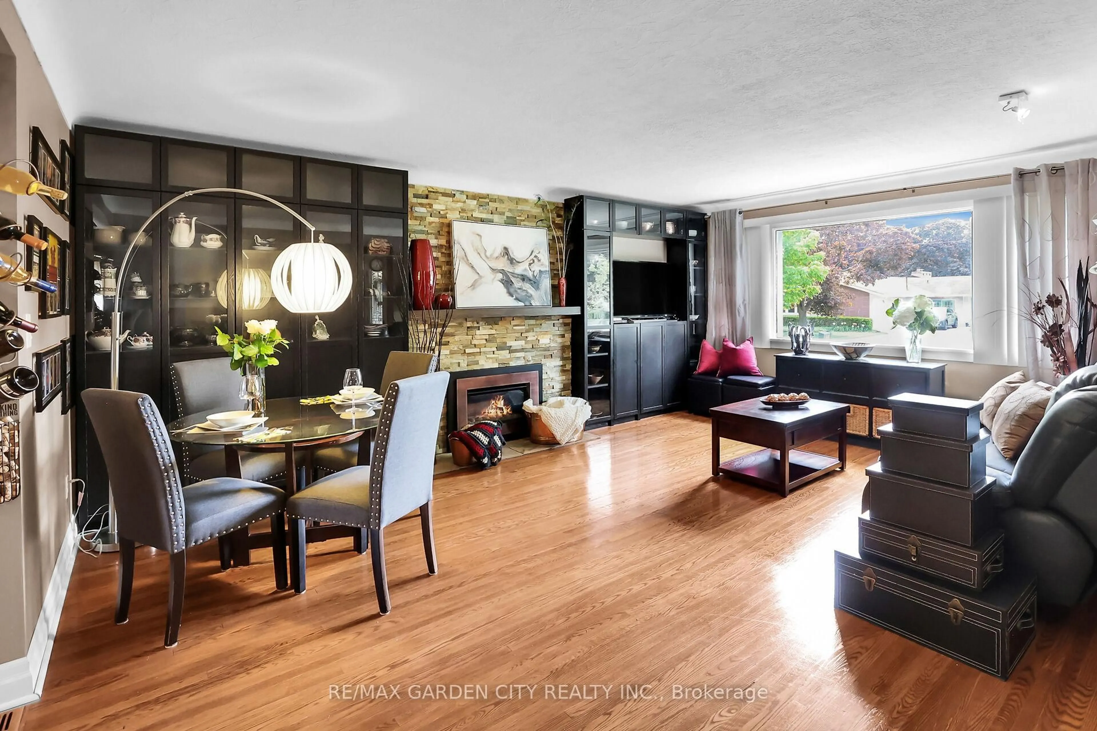 Living room with furniture, wood/laminate floor for 17 Sunnyside Dr, St. Catharines Ontario L2M 1Z9