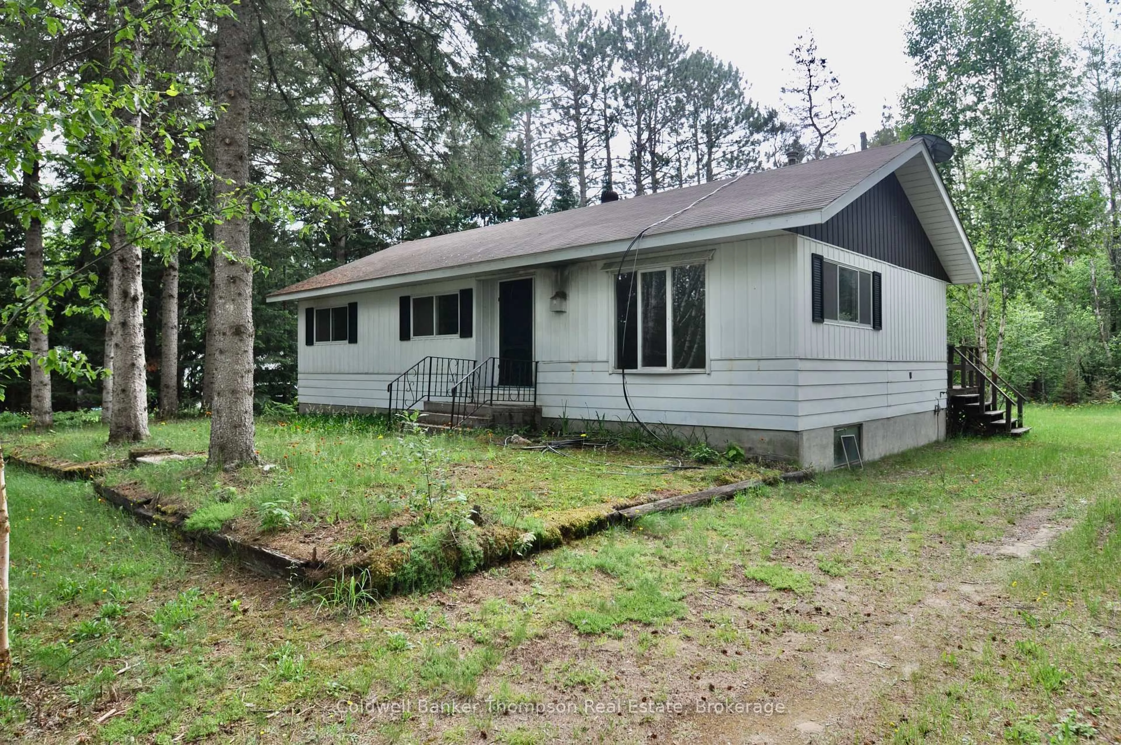 Home with vinyl exterior material, unknown for 8 Spruce Lane, Armour Ontario P0A 1L0