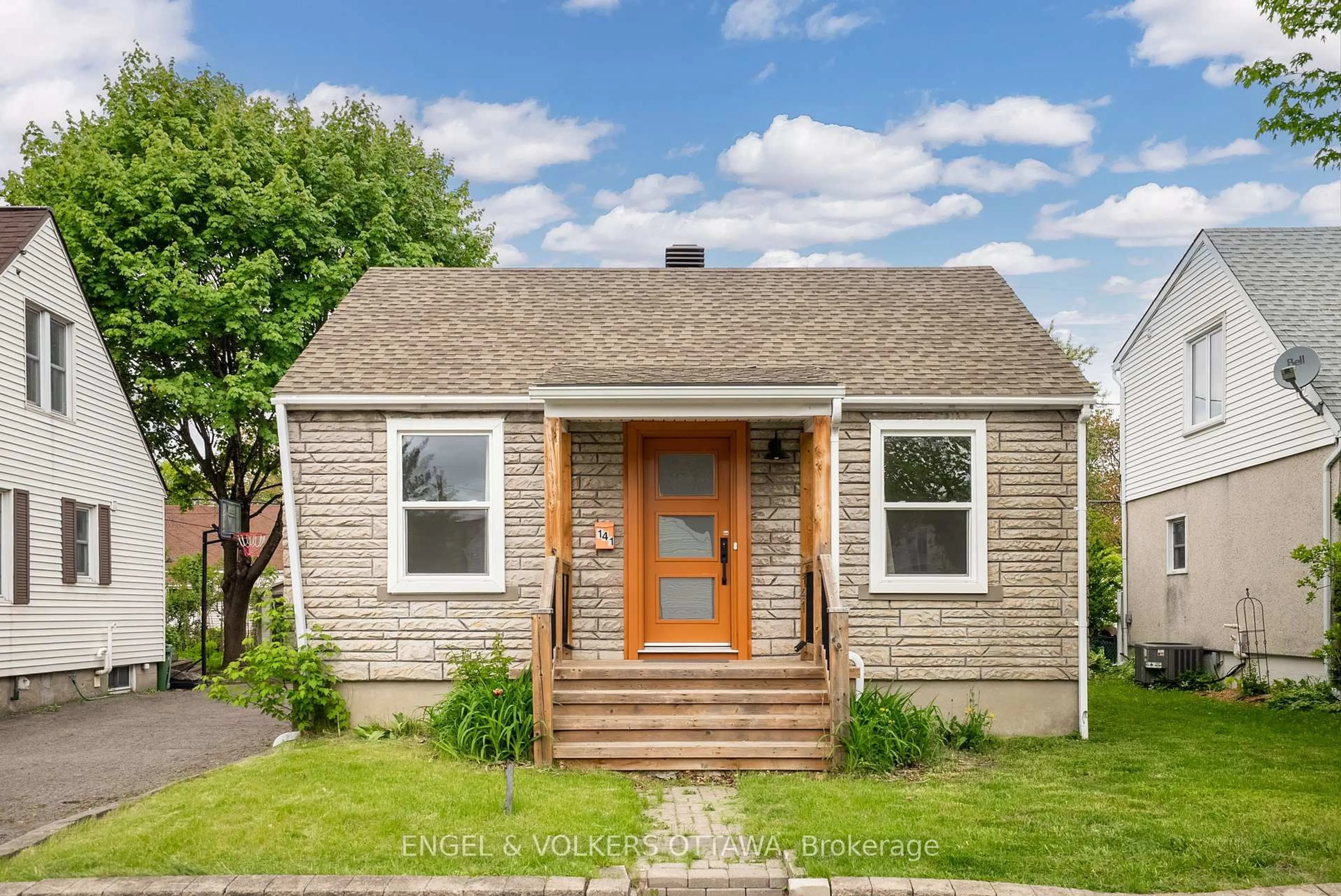 Home with vinyl exterior material, street for 141 Crerar Ave, Ottawa Ontario K1Z 7P4