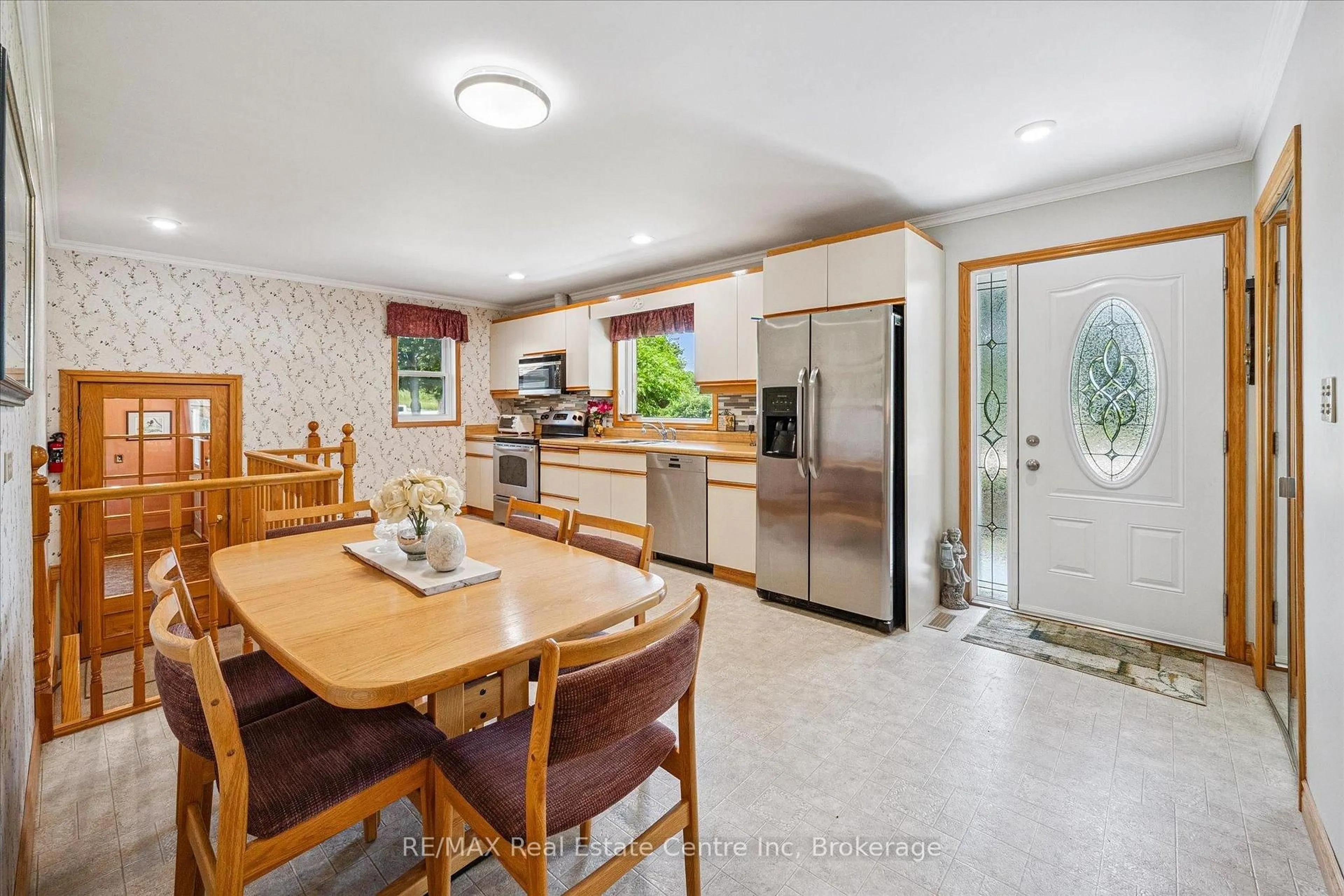 Open concept kitchen, ceramic/tile floor for 6618 Laird Rd, Guelph Ontario N1H 6J3