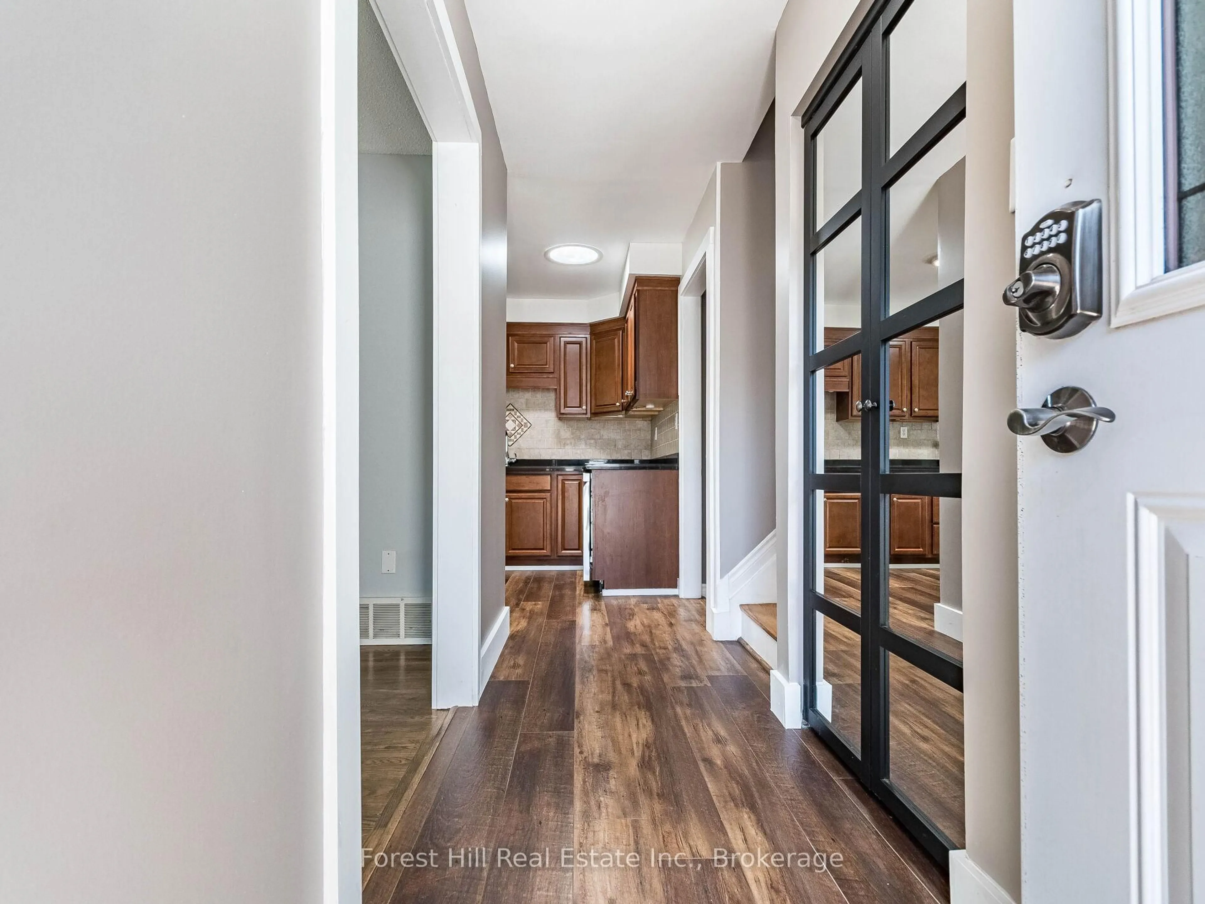 Indoor entryway for 135 Cranbrook Dr, Hamilton Ontario L9C 4S5