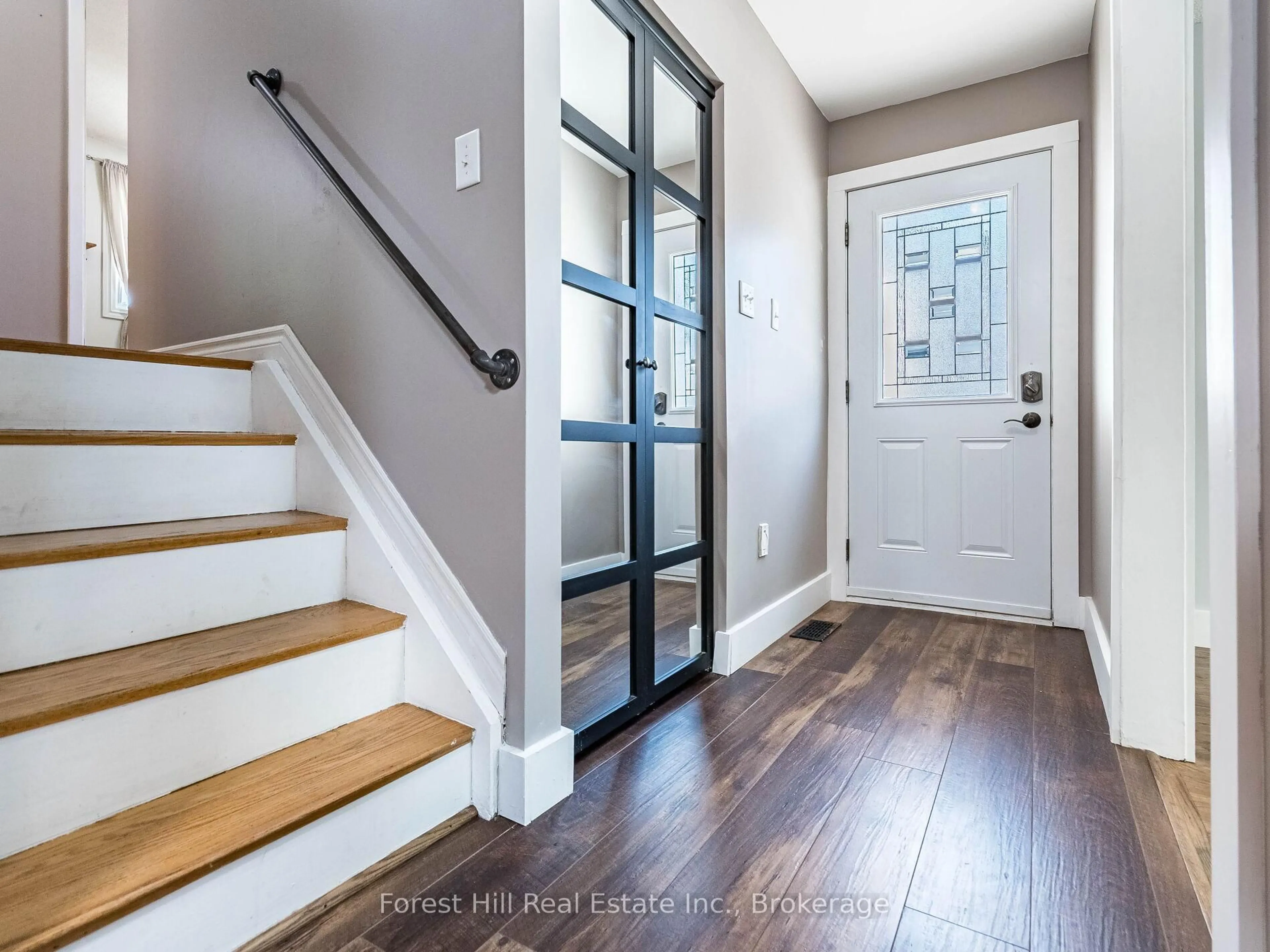 Indoor entryway for 135 Cranbrook Dr, Hamilton Ontario L9C 4S5