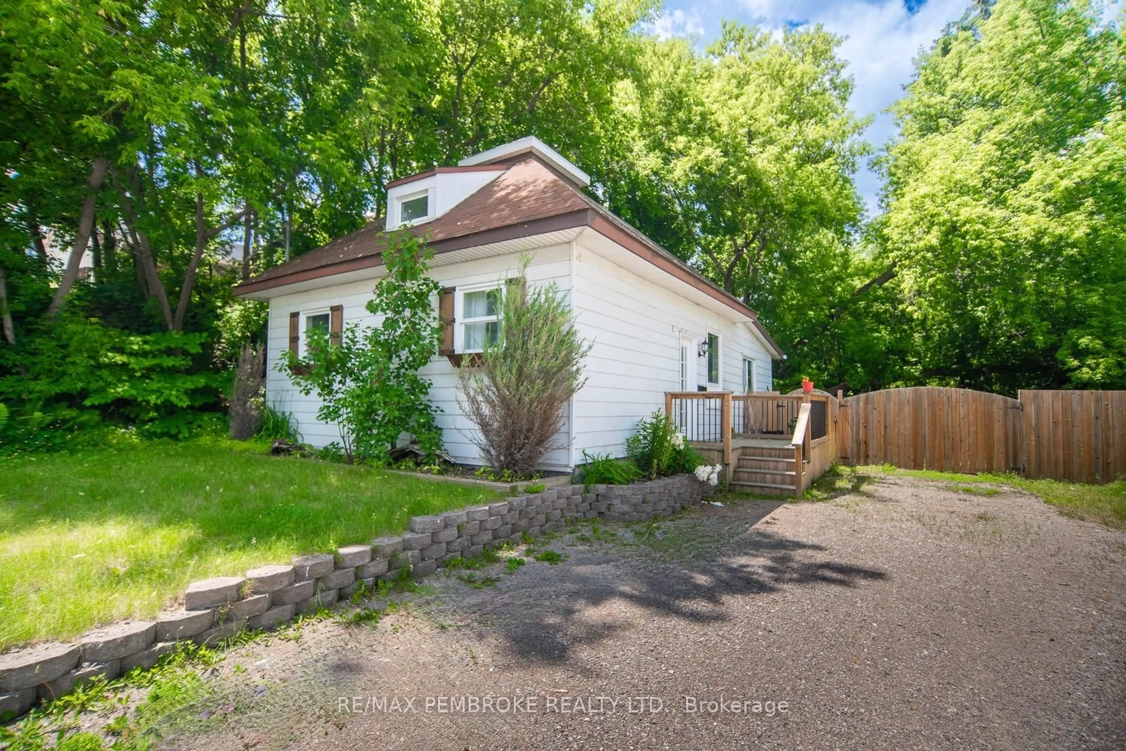 A pic from outside/outdoor area/front of a property/back of a property/a pic from drone, street for 184 Munro St, Pembroke Ontario K8A 4S3