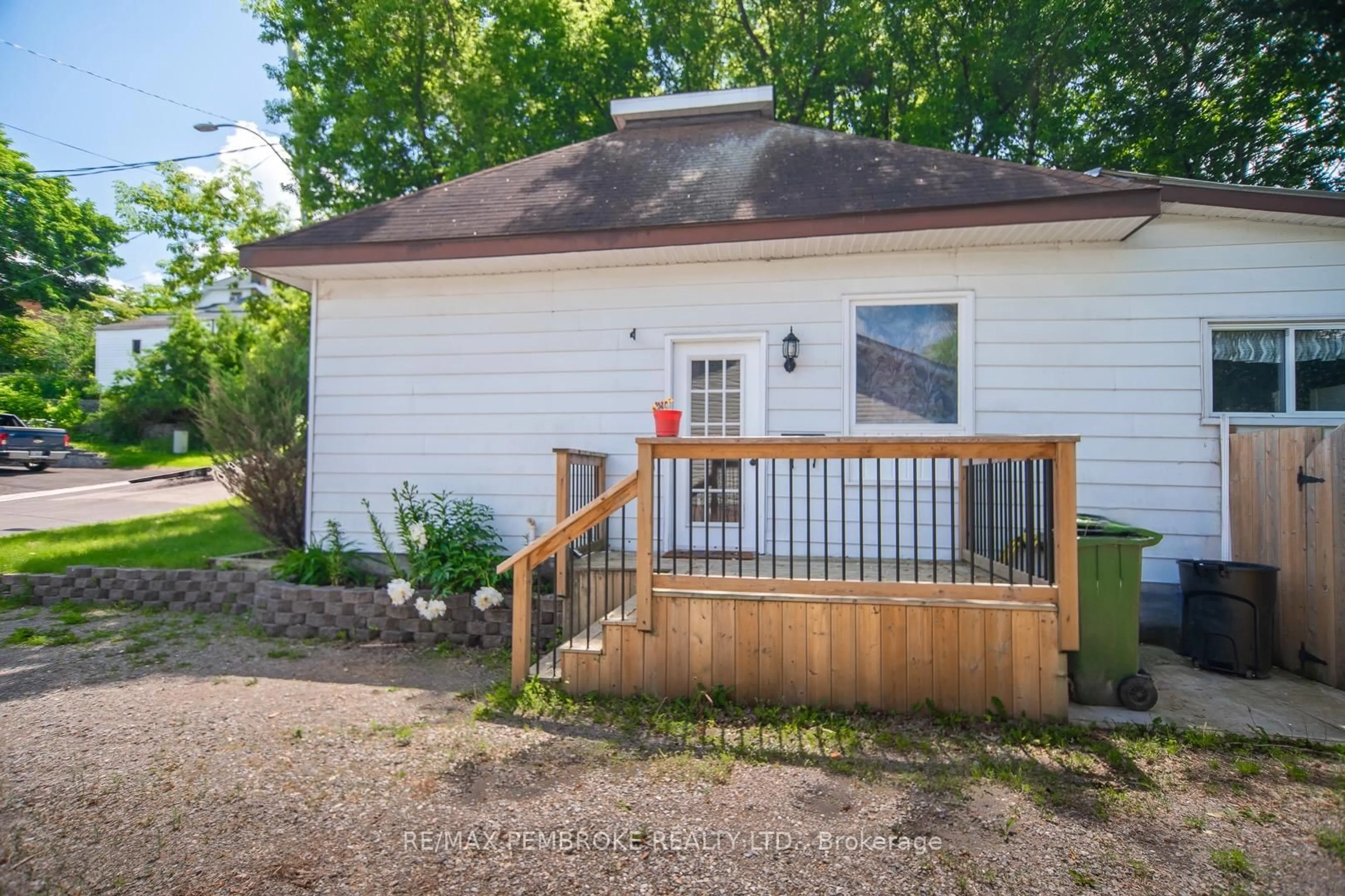 Unknown for 184 Munro St, Pembroke Ontario K8A 4S3