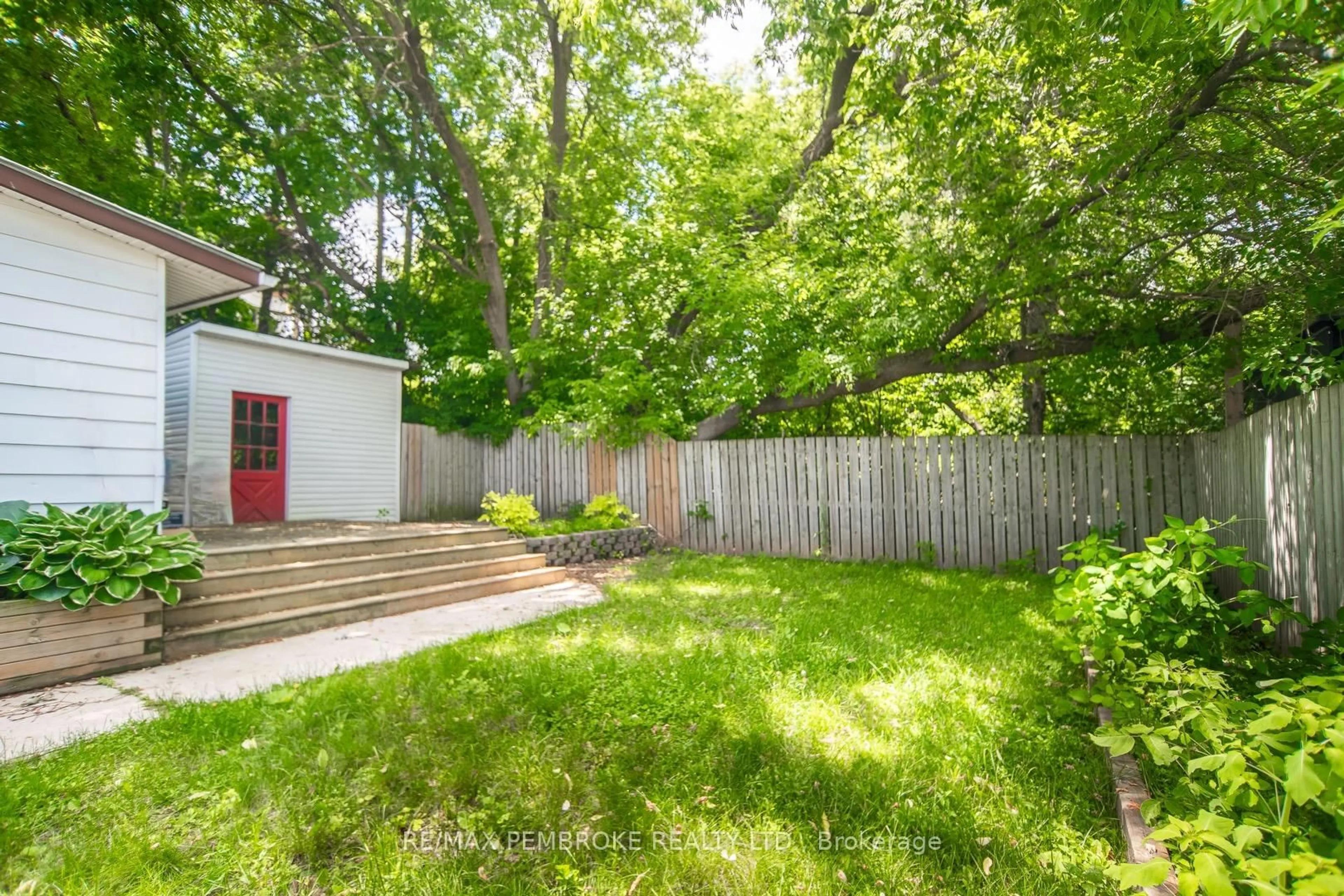 Patio, street for 184 Munro St, Pembroke Ontario K8A 4S3