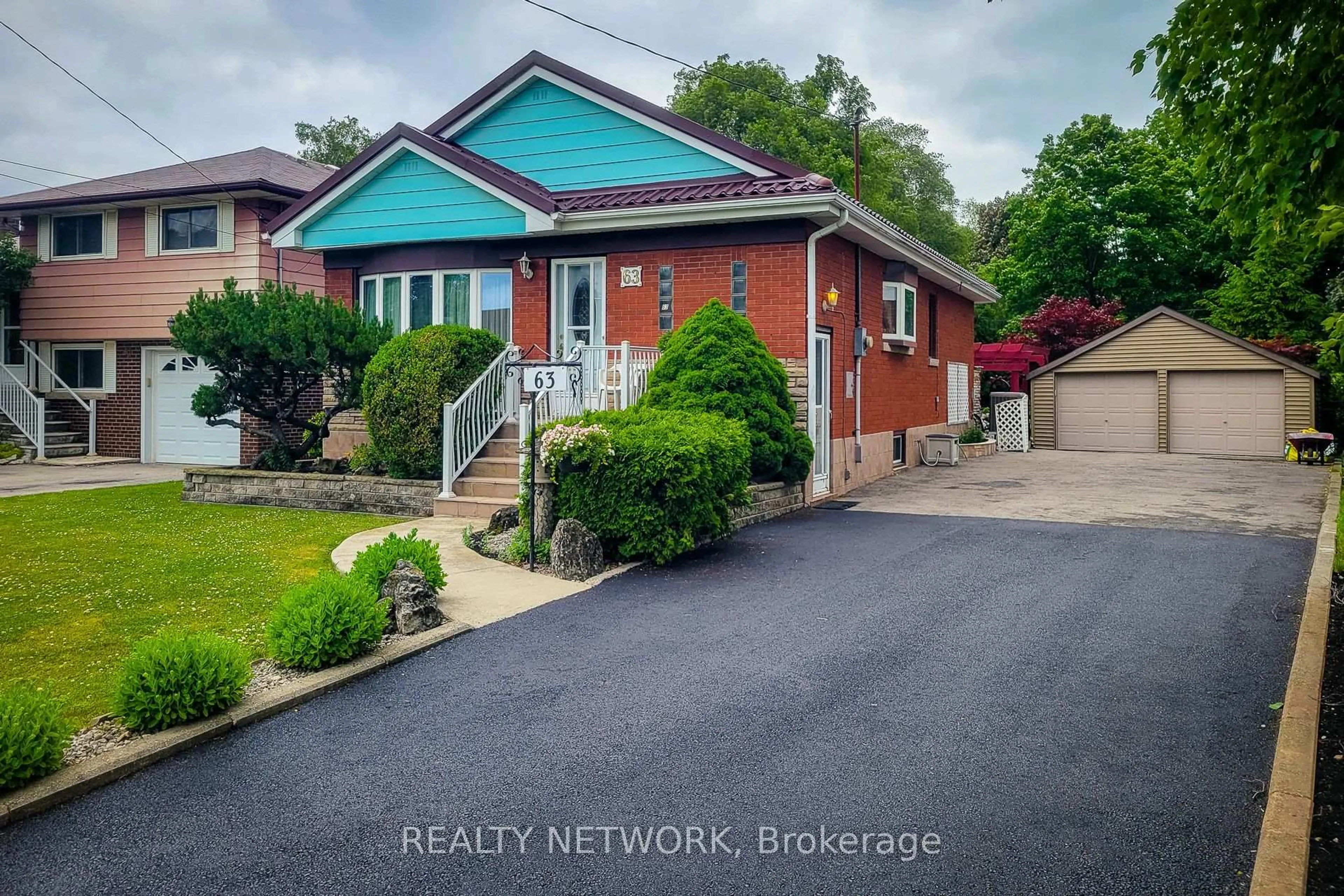 A pic from outside/outdoor area/front of a property/back of a property/a pic from drone, street for 63 Hardale Cres, Hamilton Ontario L8T 1X9