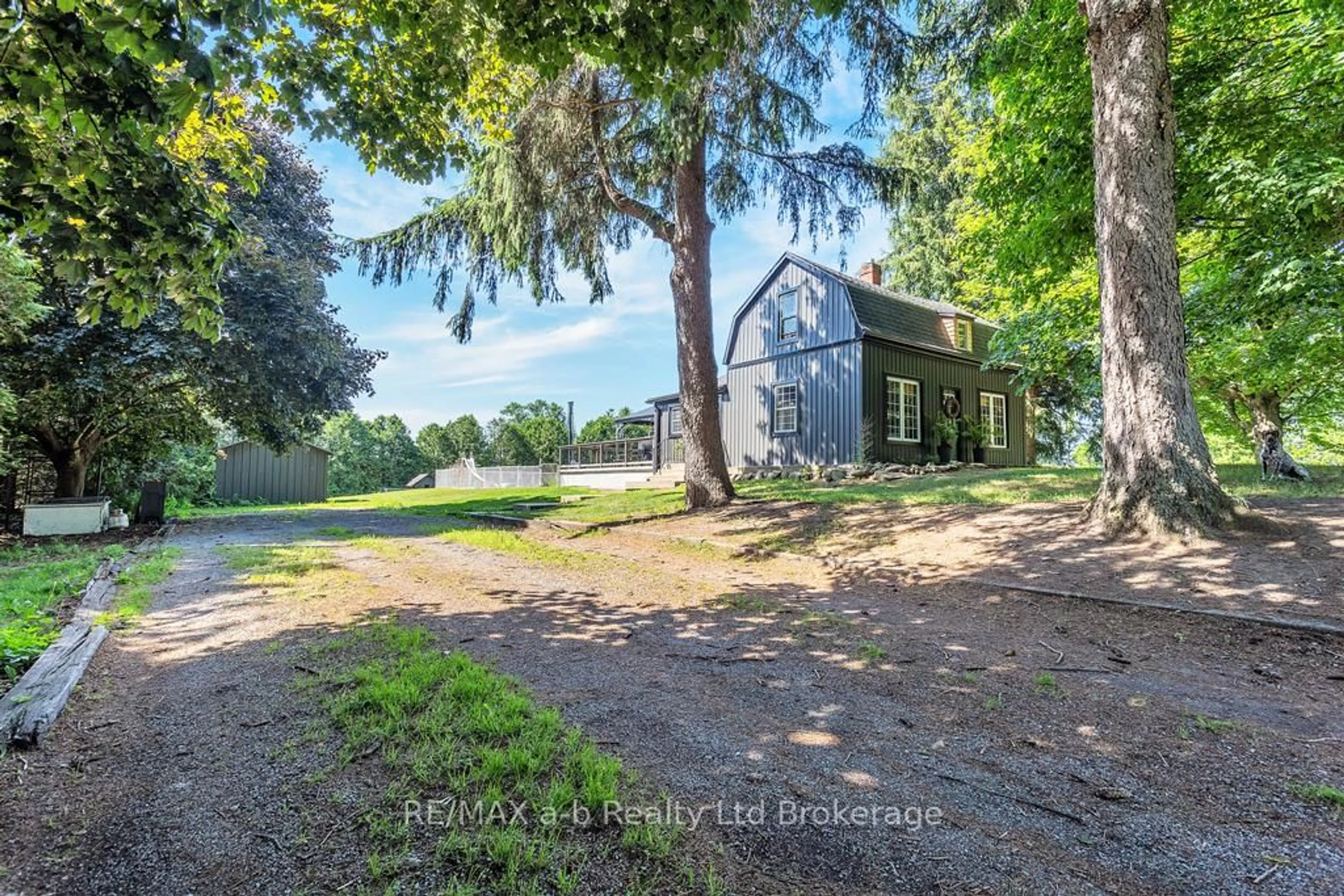 A pic from outside/outdoor area/front of a property/back of a property/a pic from drone, water/lake/river/ocean view for 289 9 Concession Rd, Brant Ontario L1B 1L9