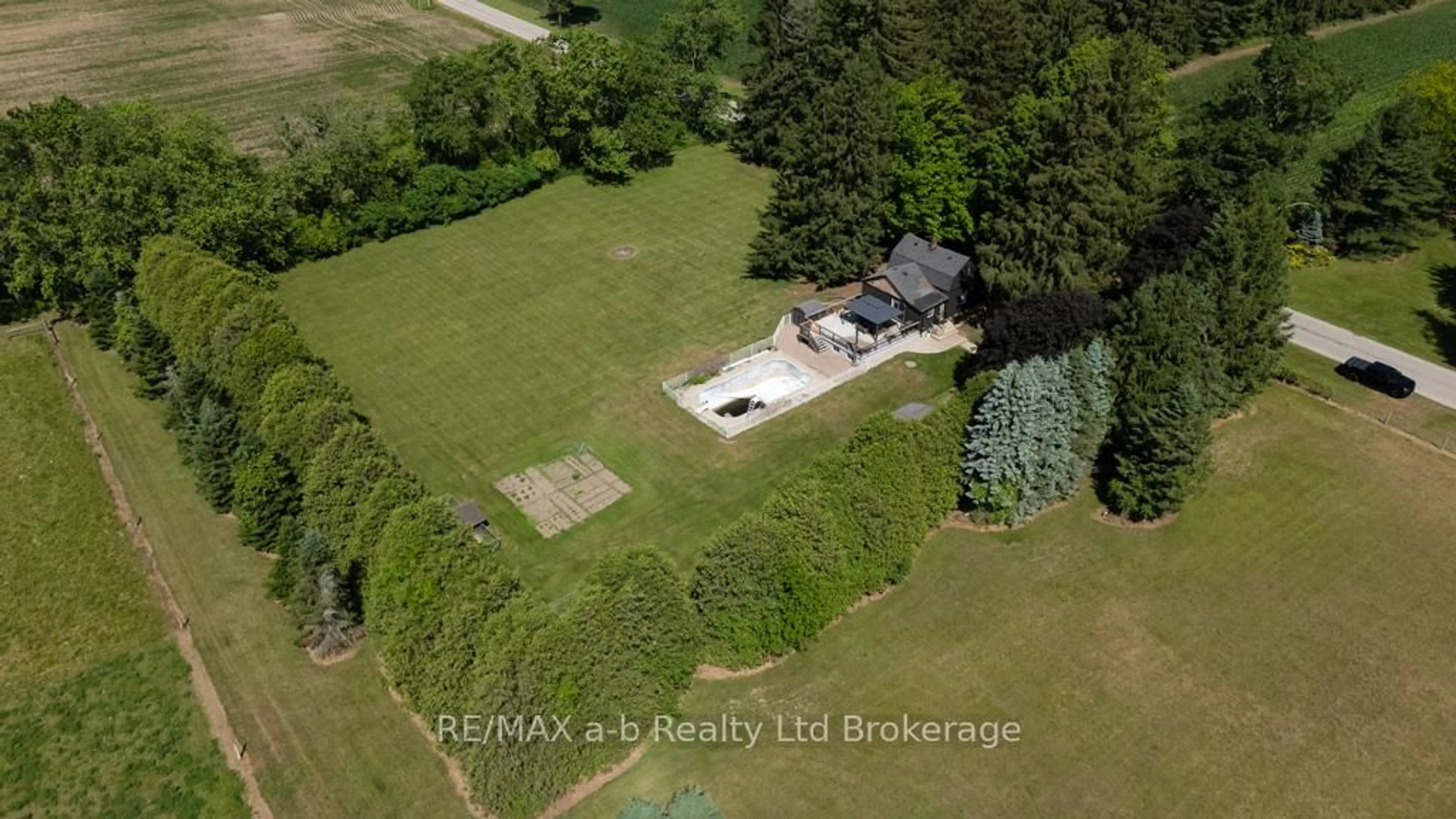 A pic from outside/outdoor area/front of a property/back of a property/a pic from drone, building for 289 9 Concession Rd, Brant Ontario L1B 1L9