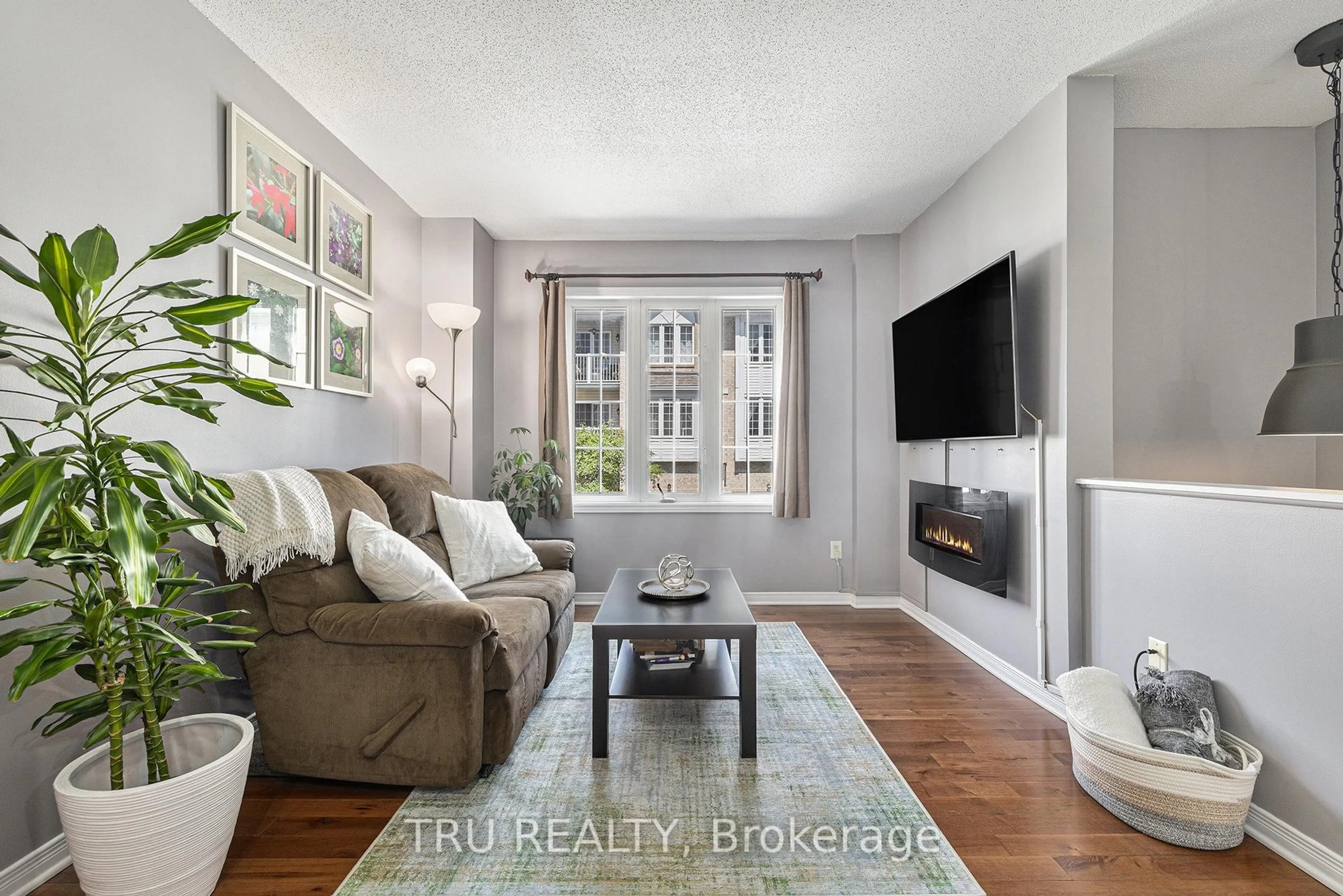 Living room with furniture, unknown for 306 Gotham Private, Ottawa Ontario K2C 4G7
