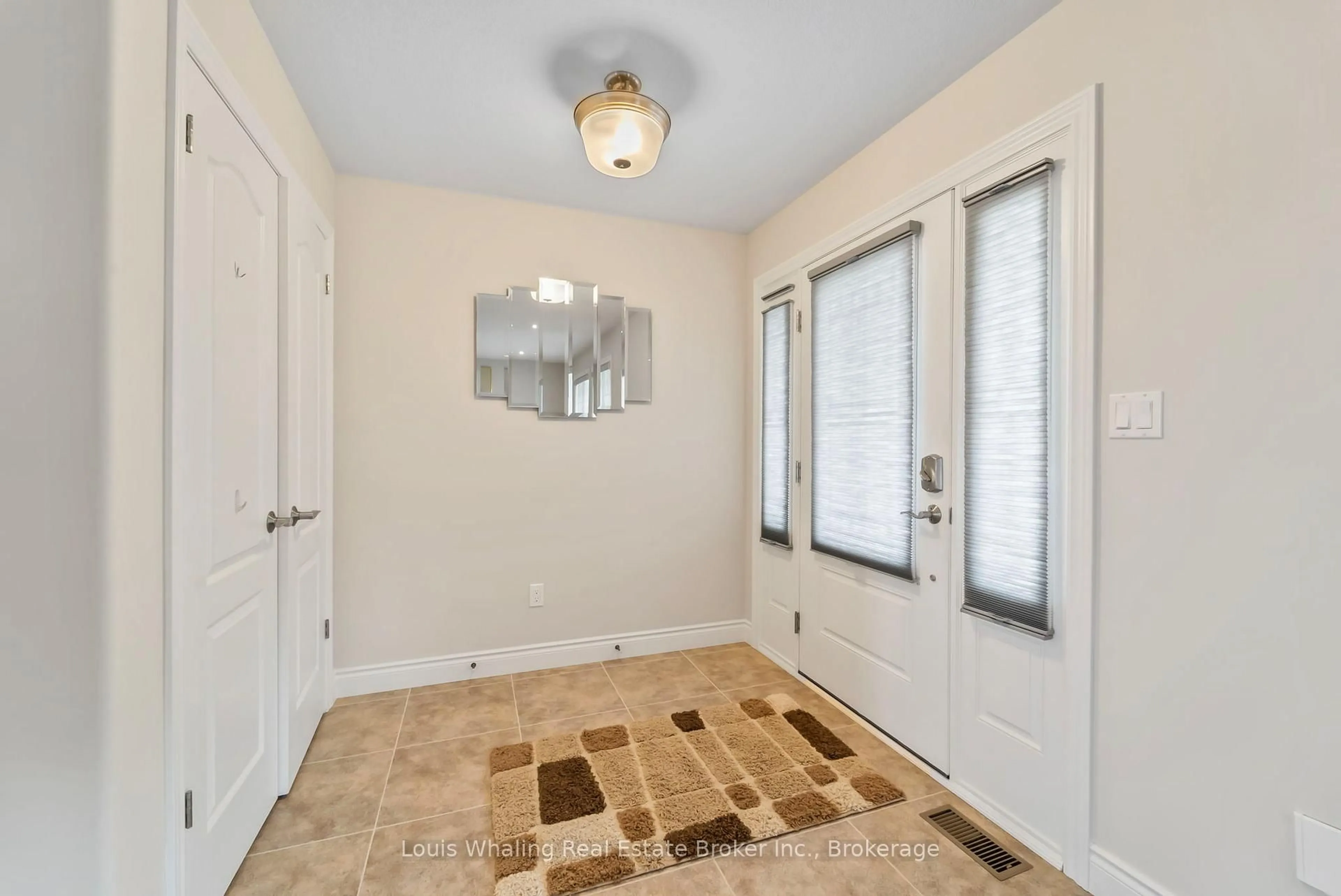 Indoor entryway for 768 15th St, Hanover Ontario N4N 3W7
