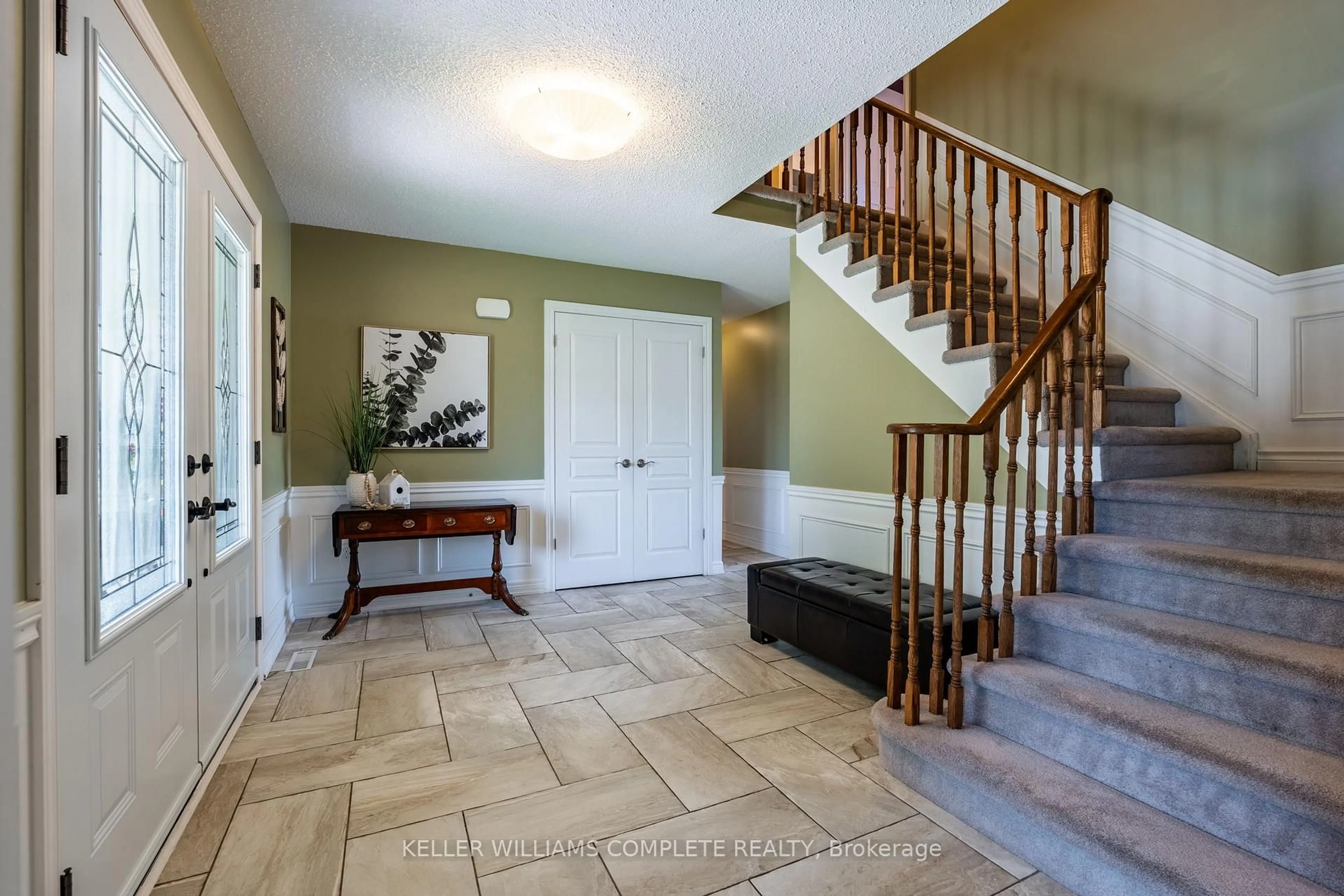 Indoor entryway for 16 Sunflower Cres, Hamilton Ontario L9K 1C2
