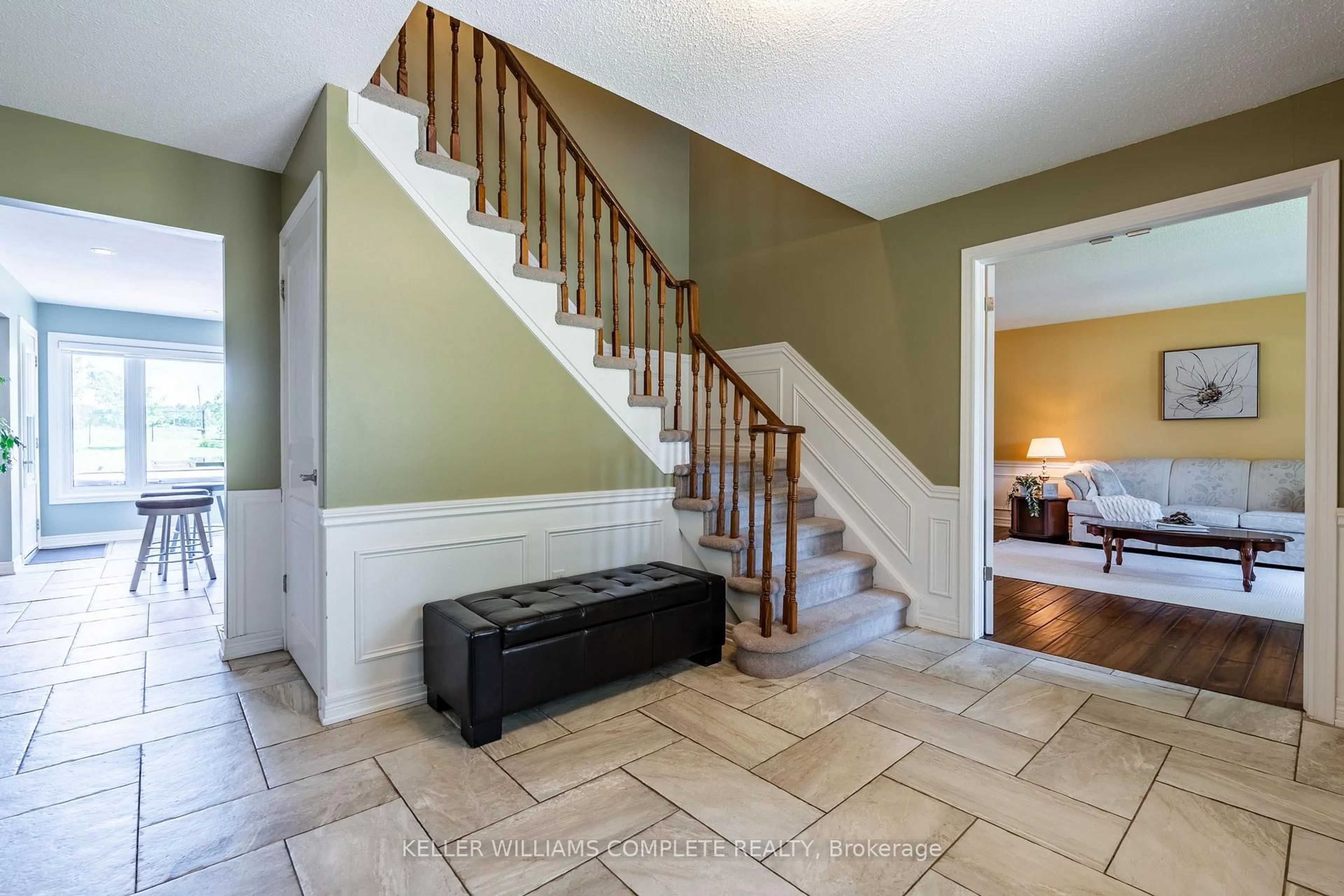 Indoor entryway for 16 Sunflower Cres, Hamilton Ontario L9K 1C2