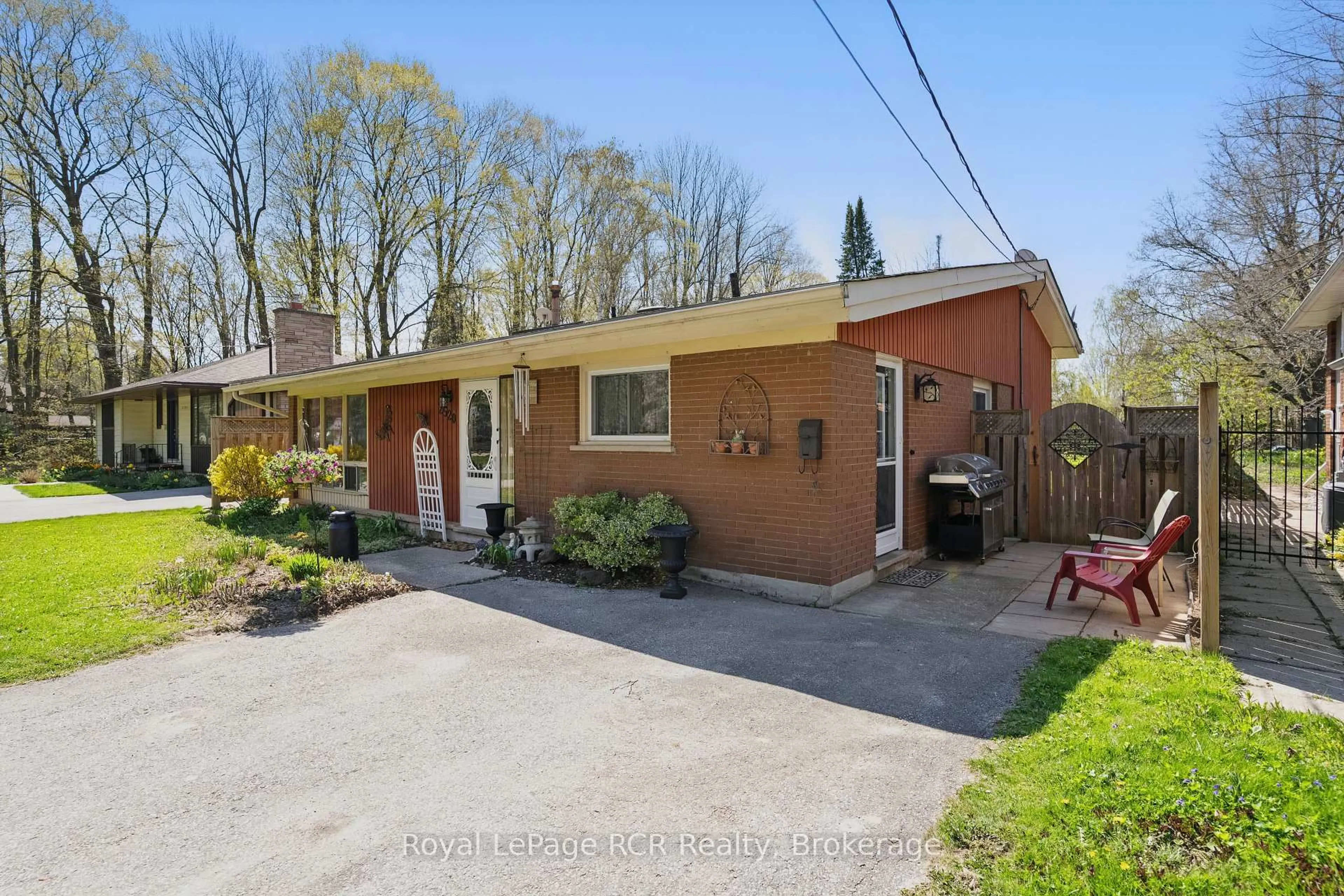 Home with brick exterior material, street for 2520 5th Ave, Owen Sound Ontario N4K 5C8