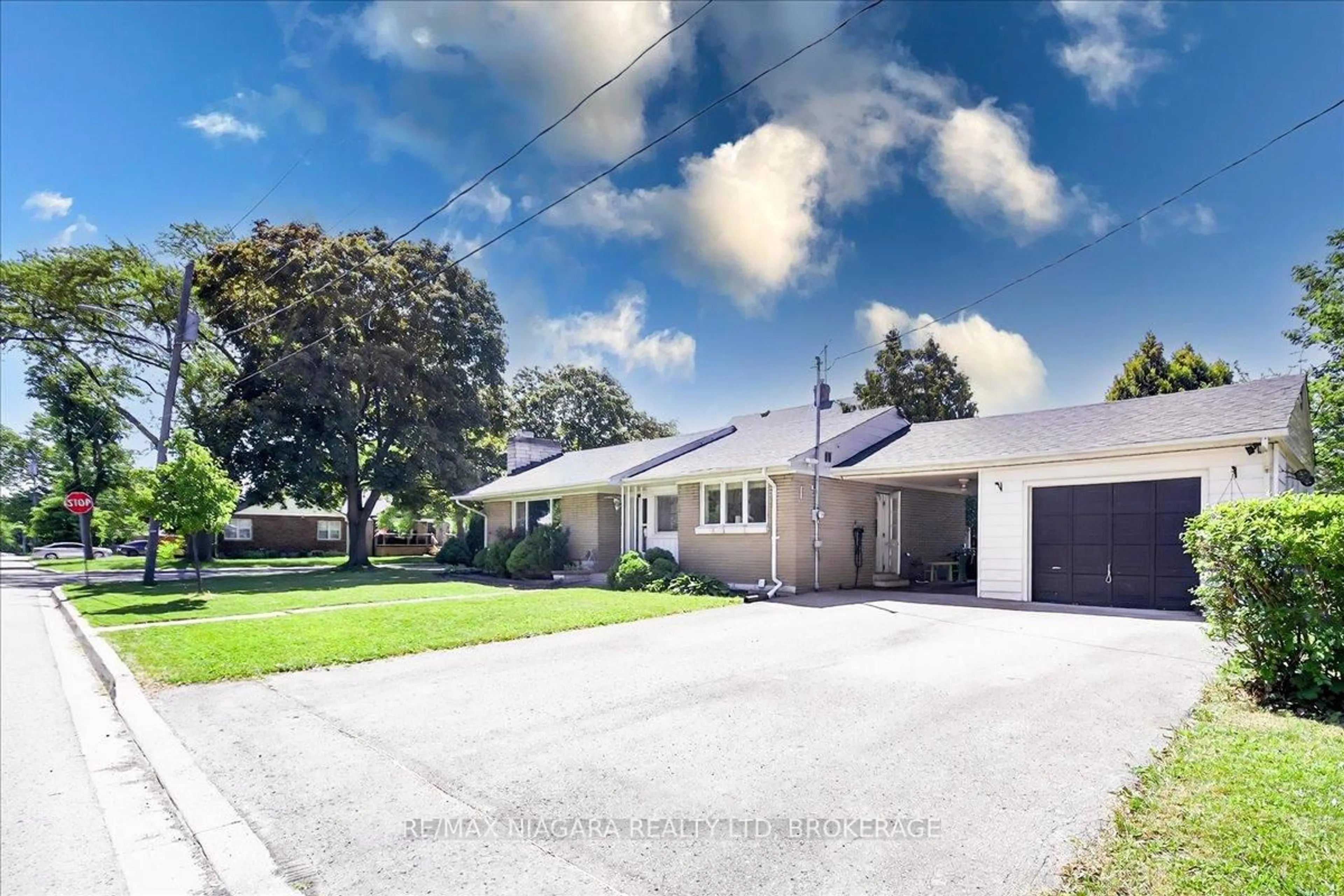 A pic from outside/outdoor area/front of a property/back of a property/a pic from drone, street for 10 Edgedale Rd, St. Catharines Ontario L2R 3V6