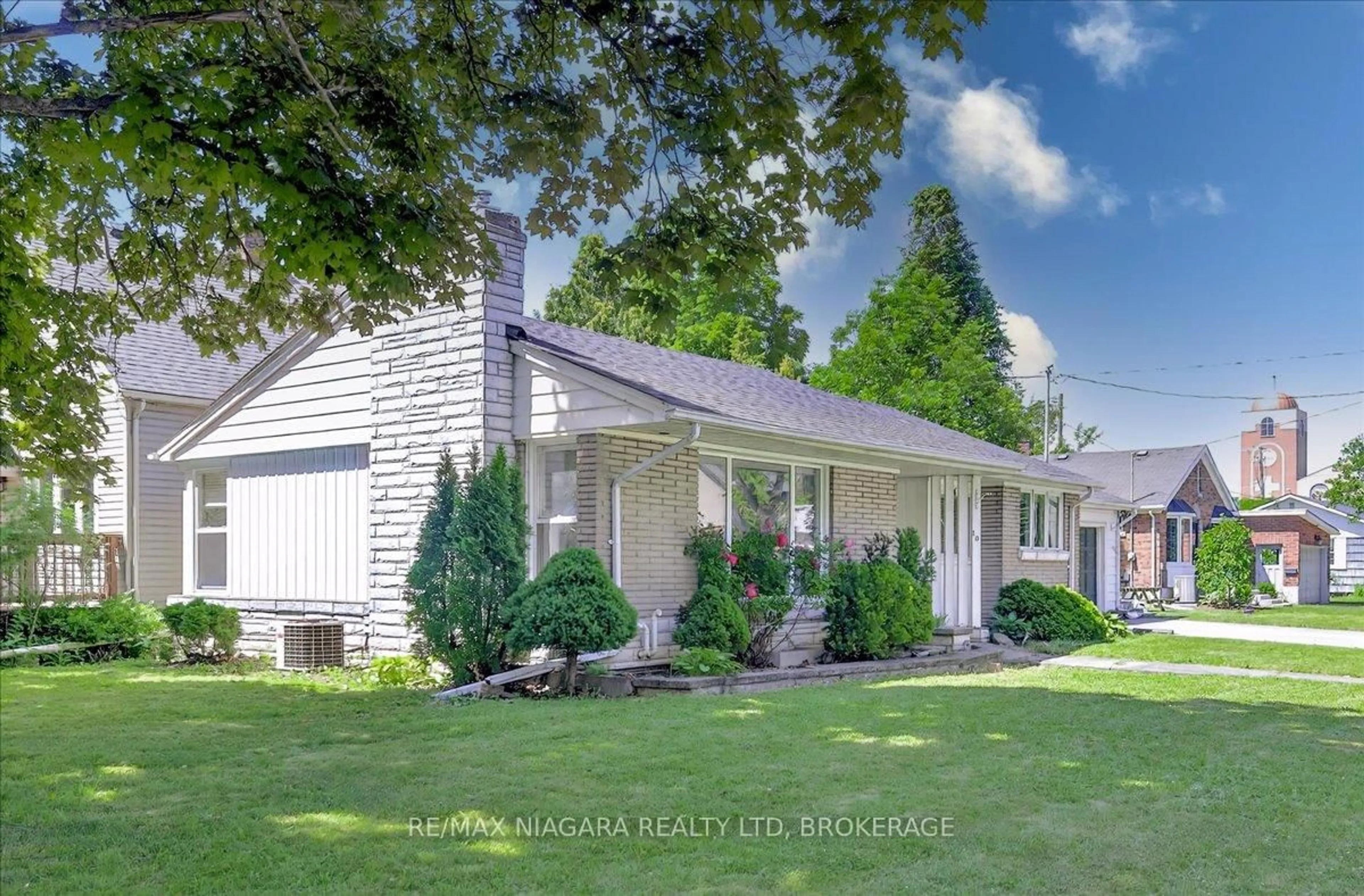 A pic from outside/outdoor area/front of a property/back of a property/a pic from drone, unknown for 10 Edgedale Rd, St. Catharines Ontario L2R 3V6