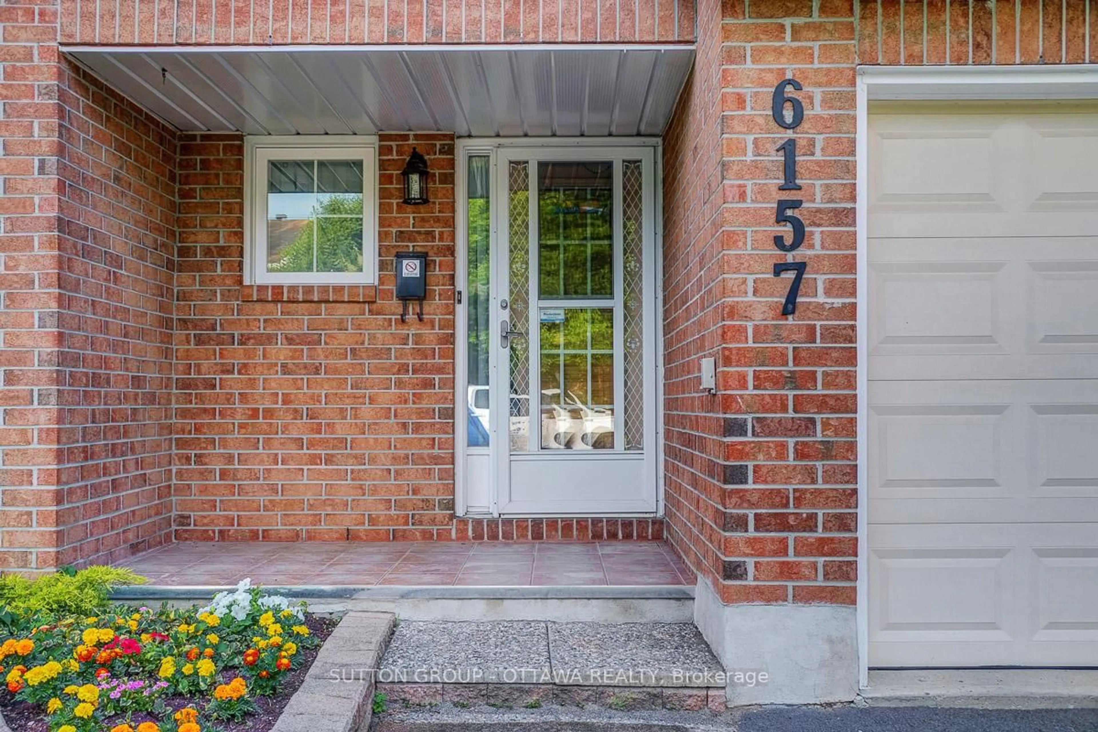 Indoor entryway for 6157 Oak Meadows Dr #19, Ottawa Ontario K1C 7G7