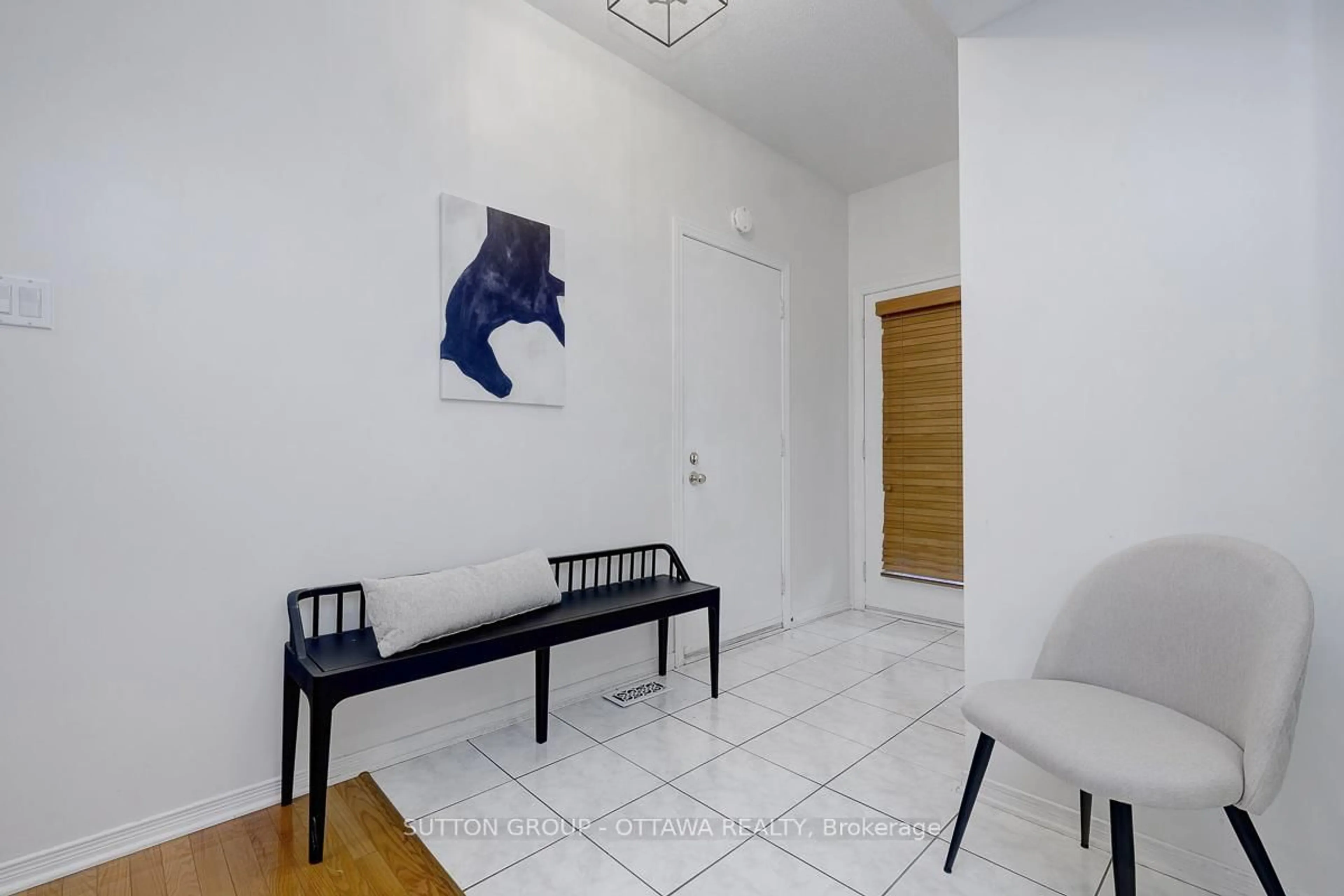 Indoor entryway for 6157 Oak Meadows Dr #19, Ottawa Ontario K1C 7G7