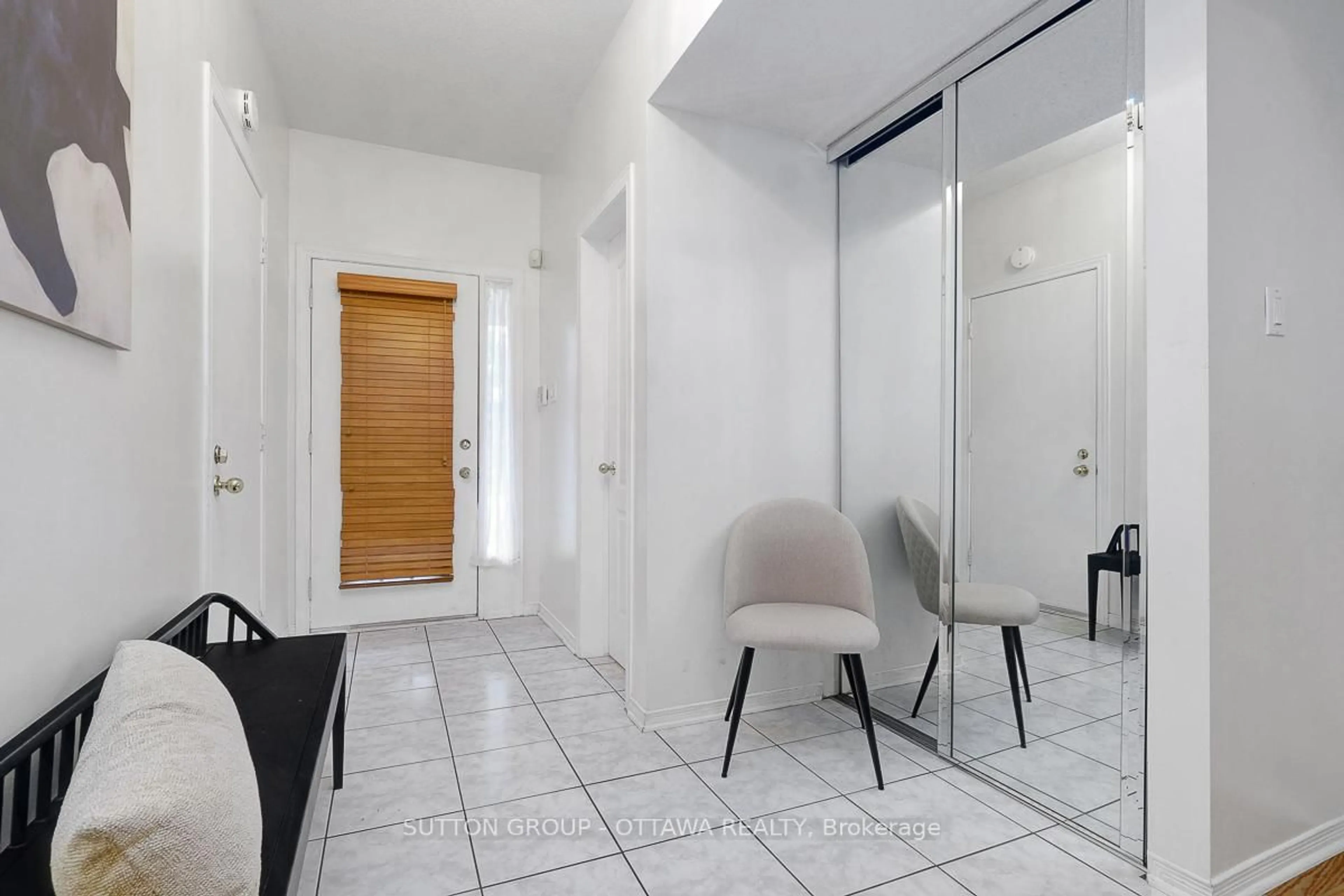 Indoor foyer for 6157 Oak Meadows Dr #19, Ottawa Ontario K1C 7G7