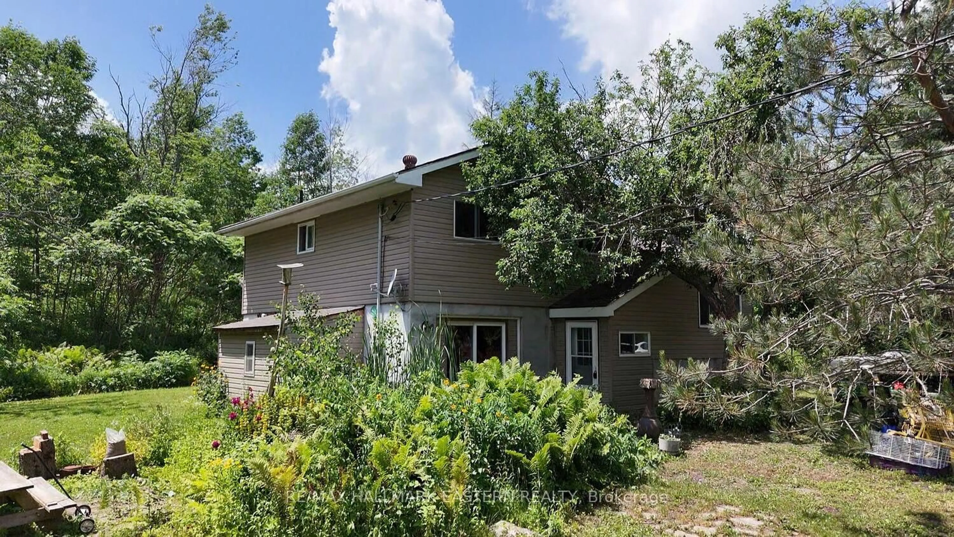 Home with vinyl exterior material, unknown for 1076 County Road 40, Douro-Dummer Ontario K0L 2V0
