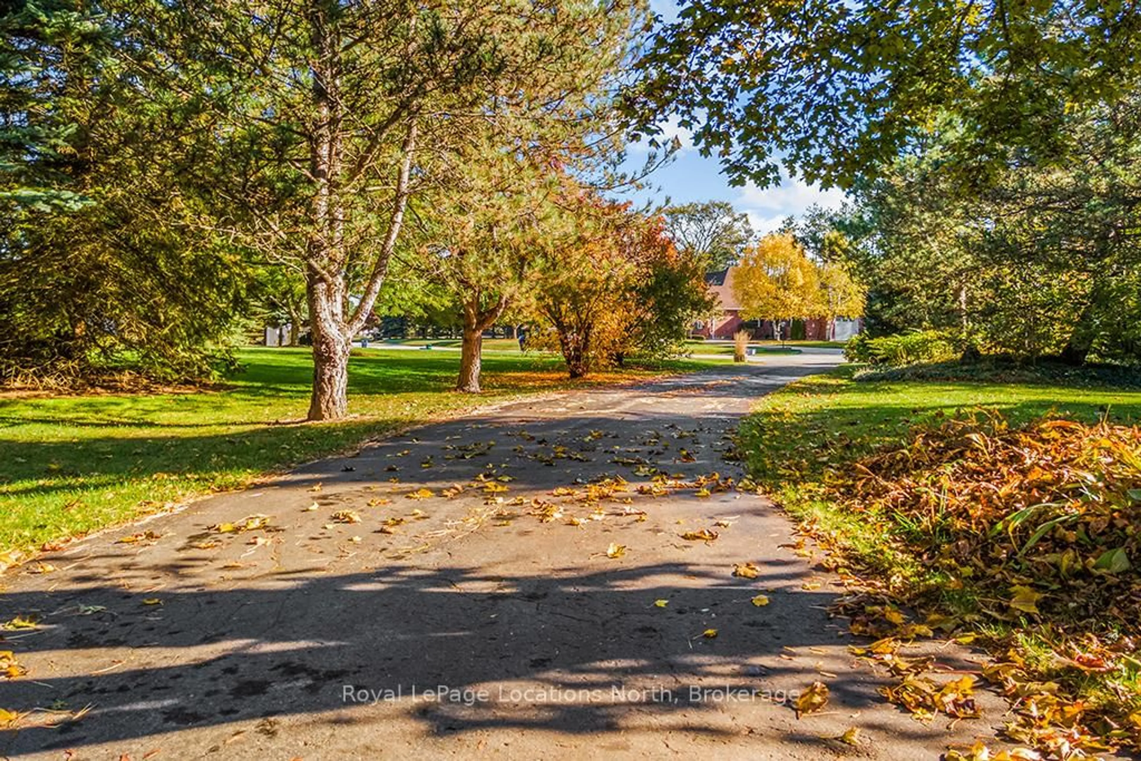 Patio, street for 25 Pine Ridge Rd, Erin Ontario N0B 1T0