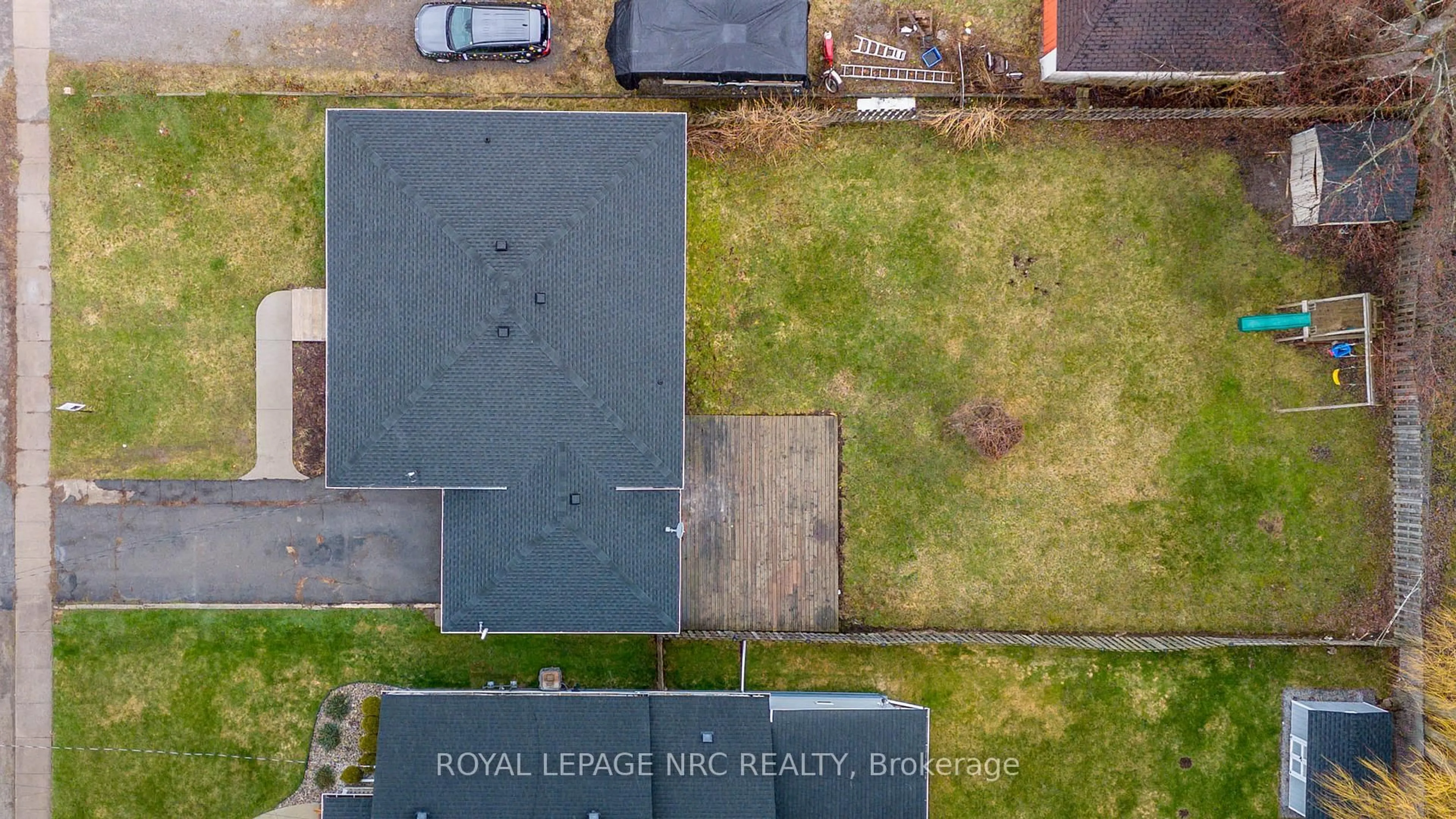 A pic from outside/outdoor area/front of a property/back of a property/a pic from drone, street for 127 Borden Ave, Port Colborne Ontario L3K 3Z6