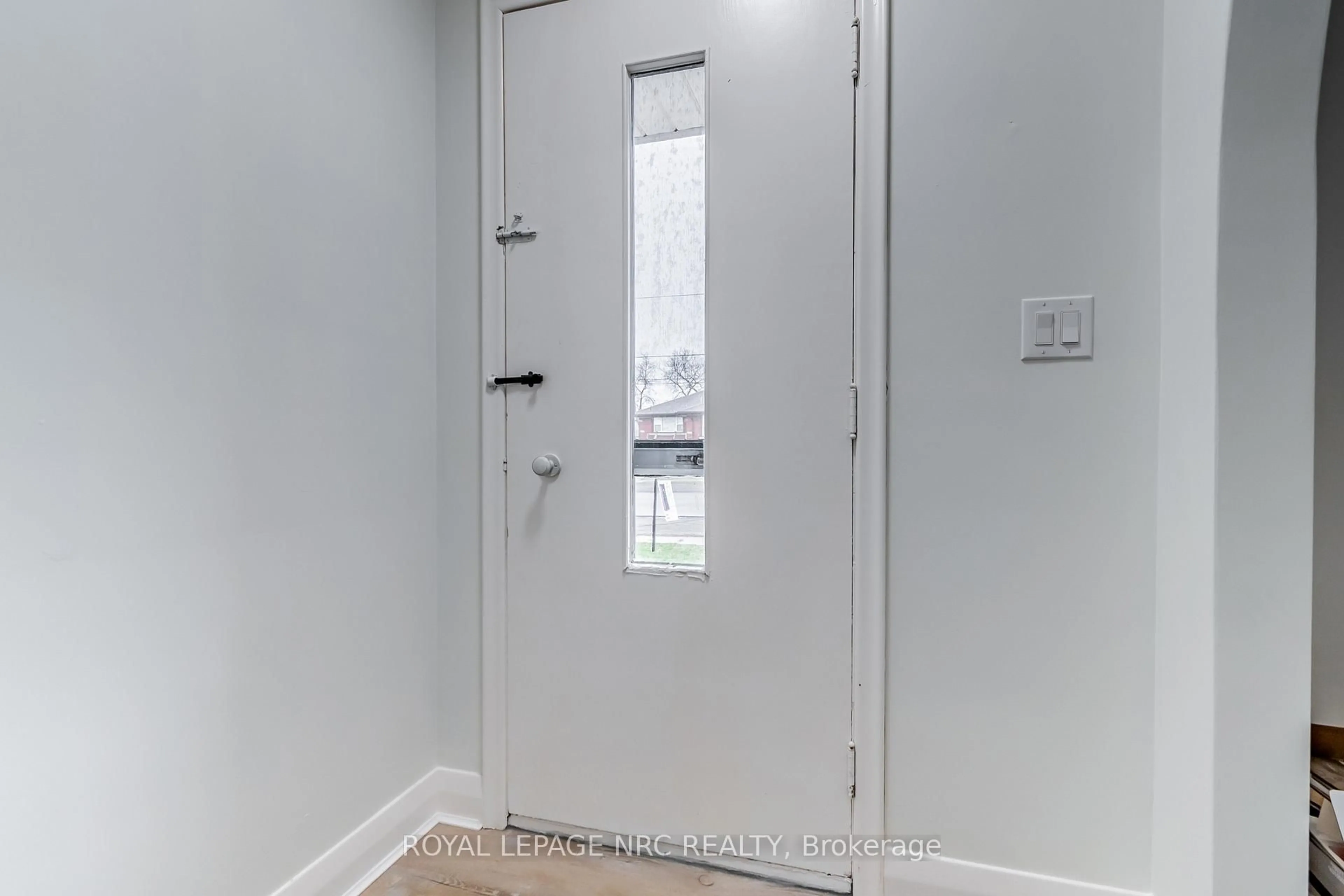 Indoor entryway for 127 Borden Ave, Port Colborne Ontario L3K 3Z6