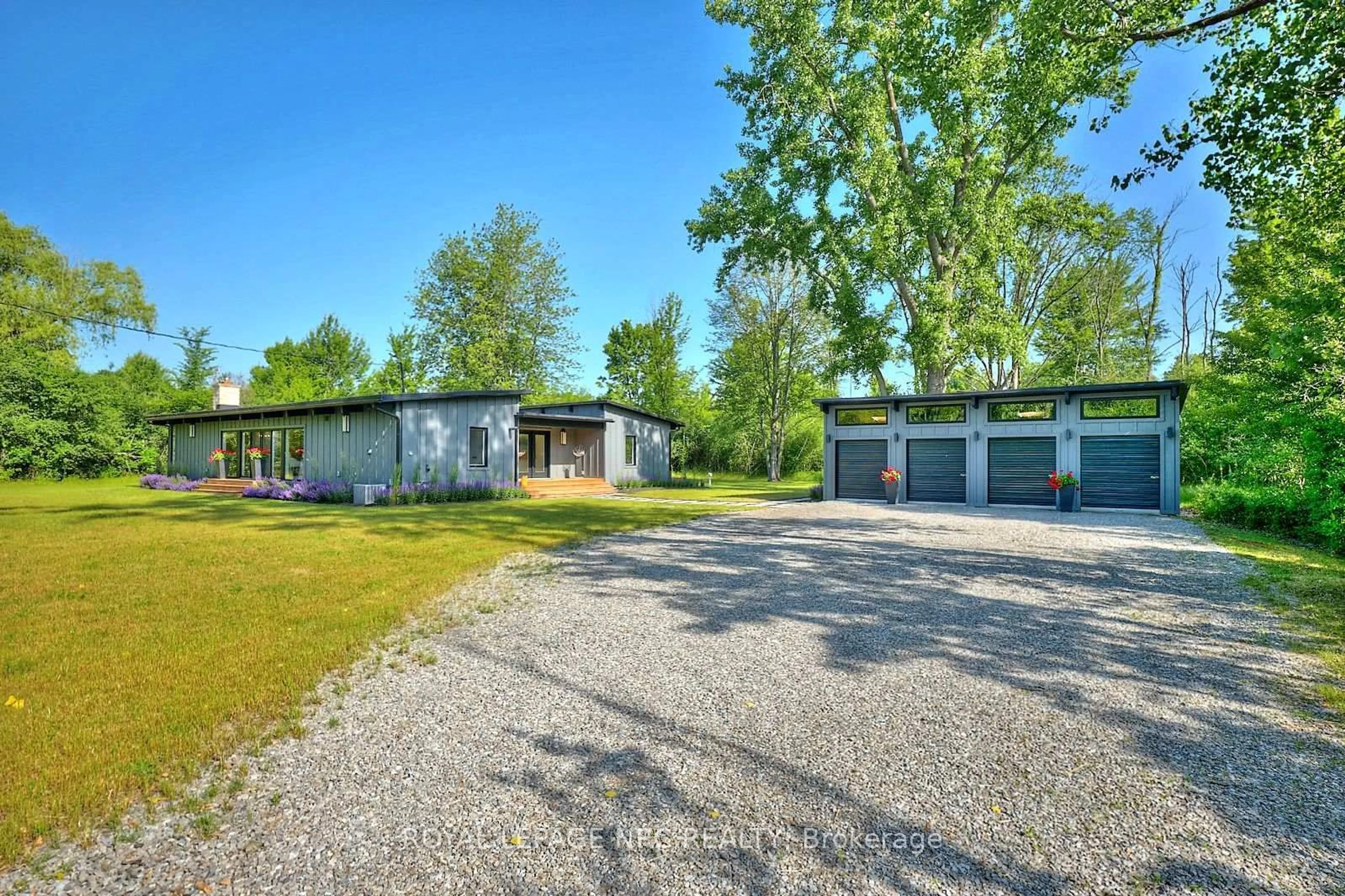 A pic from outside/outdoor area/front of a property/back of a property/a pic from drone, street for 1904 MacDonald Dr, Fort Erie Ontario L2A 5M4