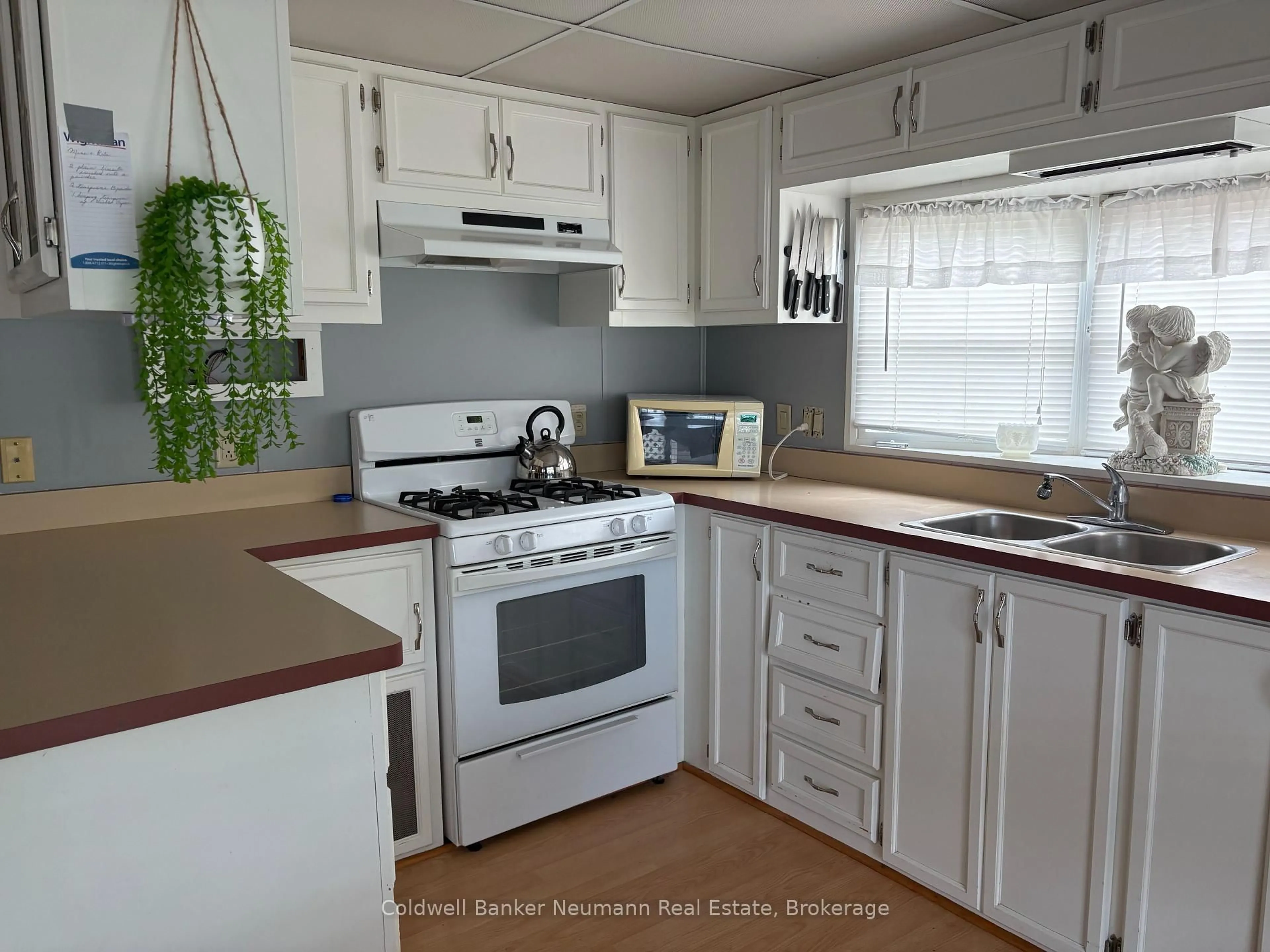 Standard kitchen, wood/laminate floor for 674 Willow Way, Centre Wellington Ontario N1M 2W5