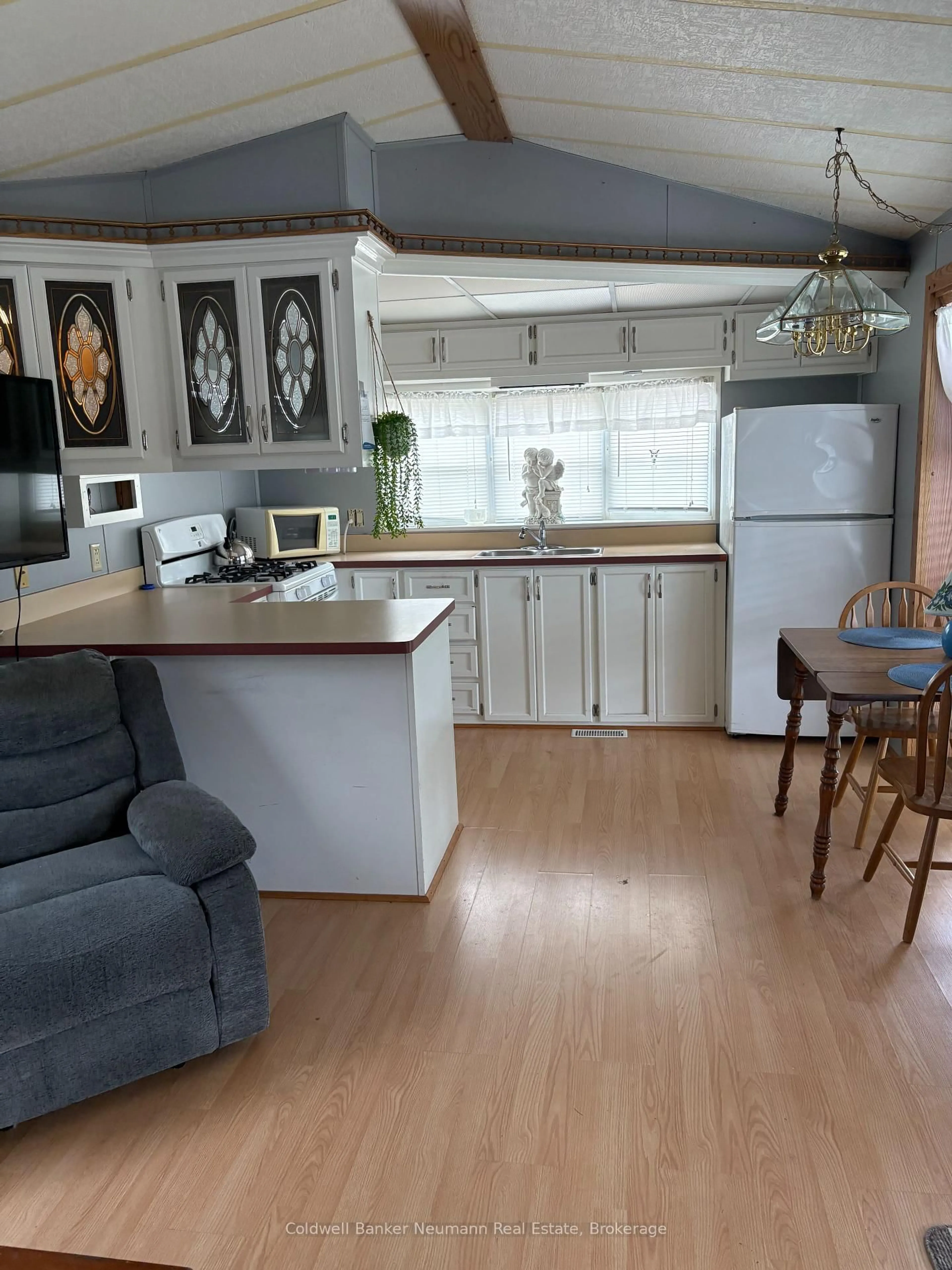 Open concept kitchen, wood/laminate floor for 674 Willow Way, Centre Wellington Ontario N1M 2W5