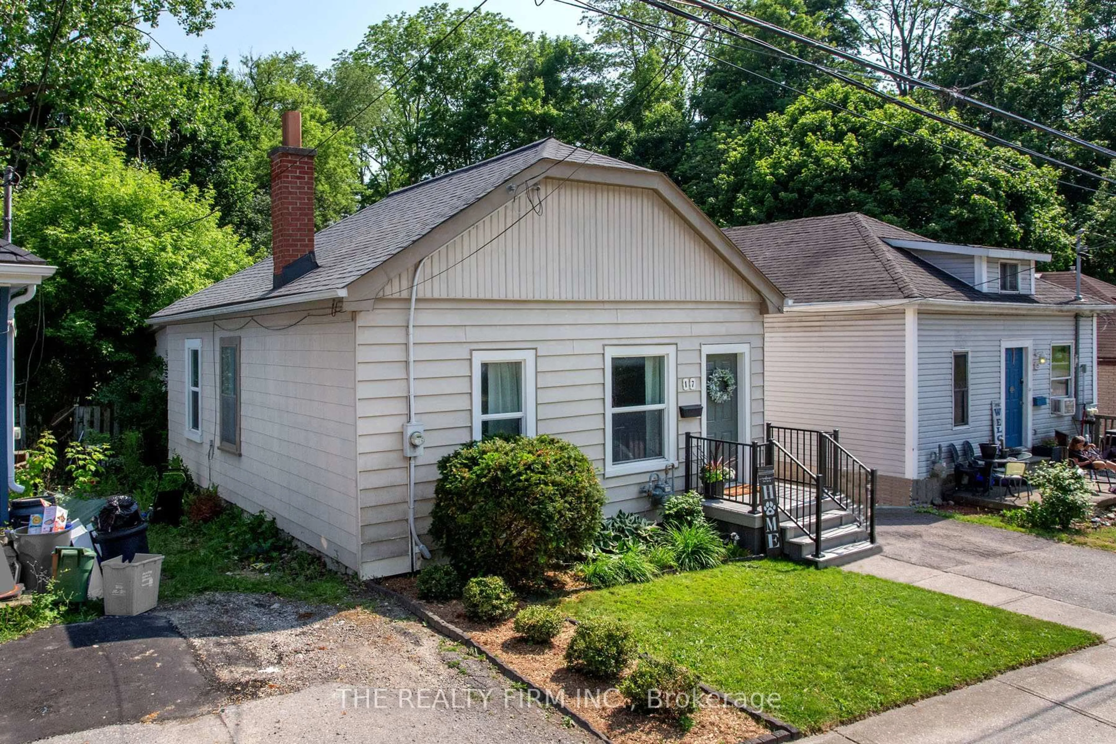 A pic from outside/outdoor area/front of a property/back of a property/a pic from drone, street for 17 Weston St, London South Ontario N6C 1R2