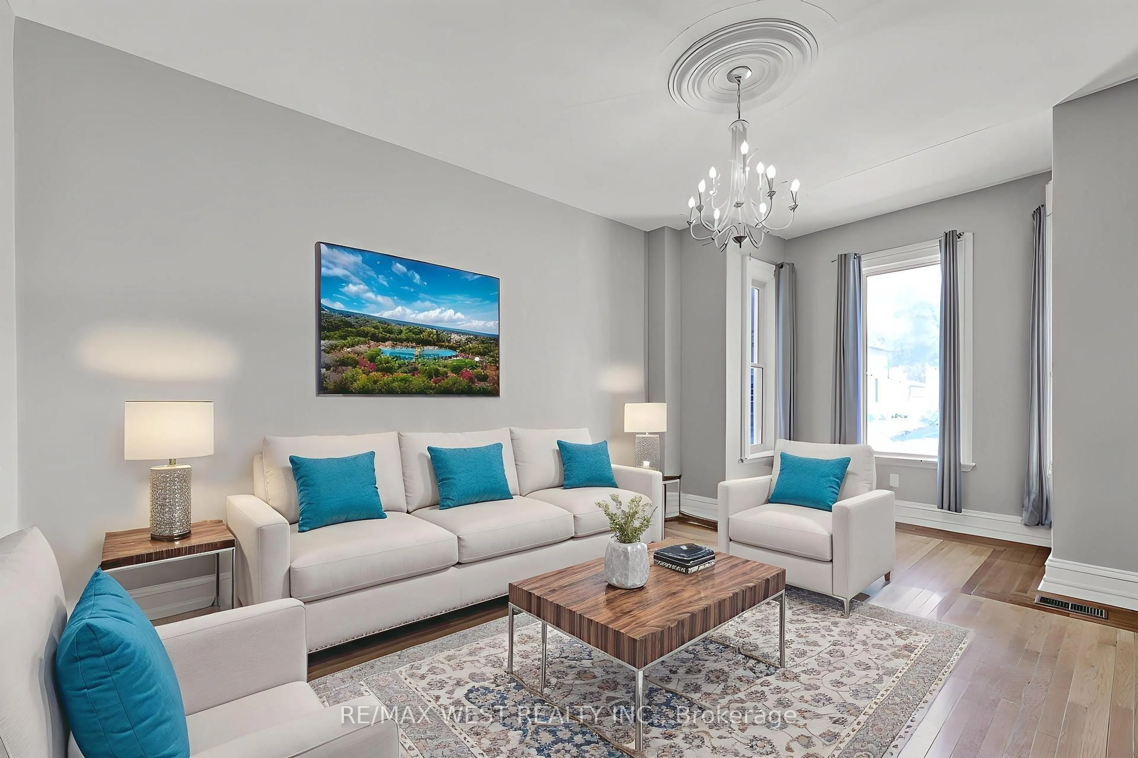 Living room with furniture, unknown for 318 Simcoe St, Woodstock Ontario N4S 1J3
