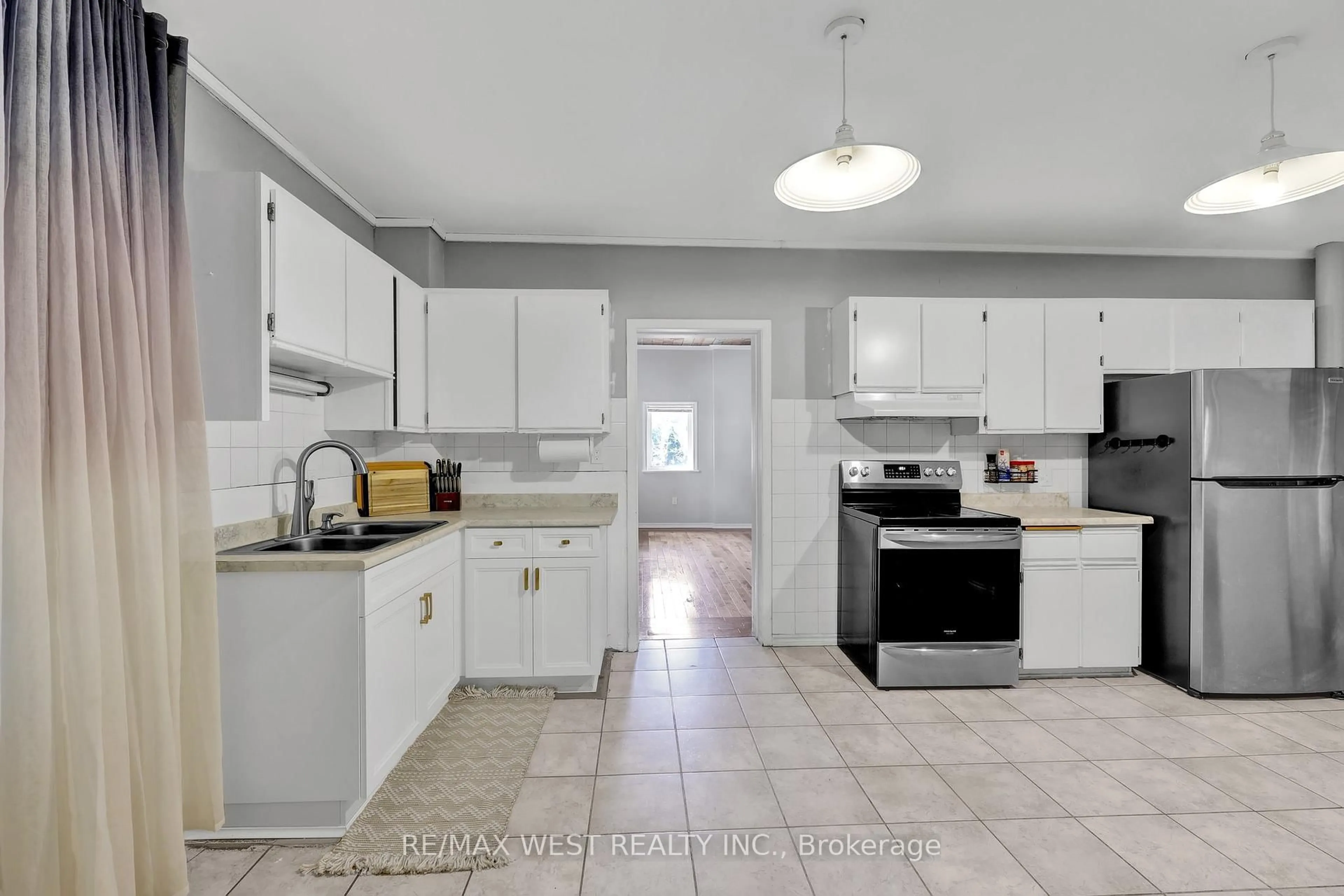 Standard kitchen, ceramic/tile floor for 318 Simcoe St, Woodstock Ontario N4S 1J3